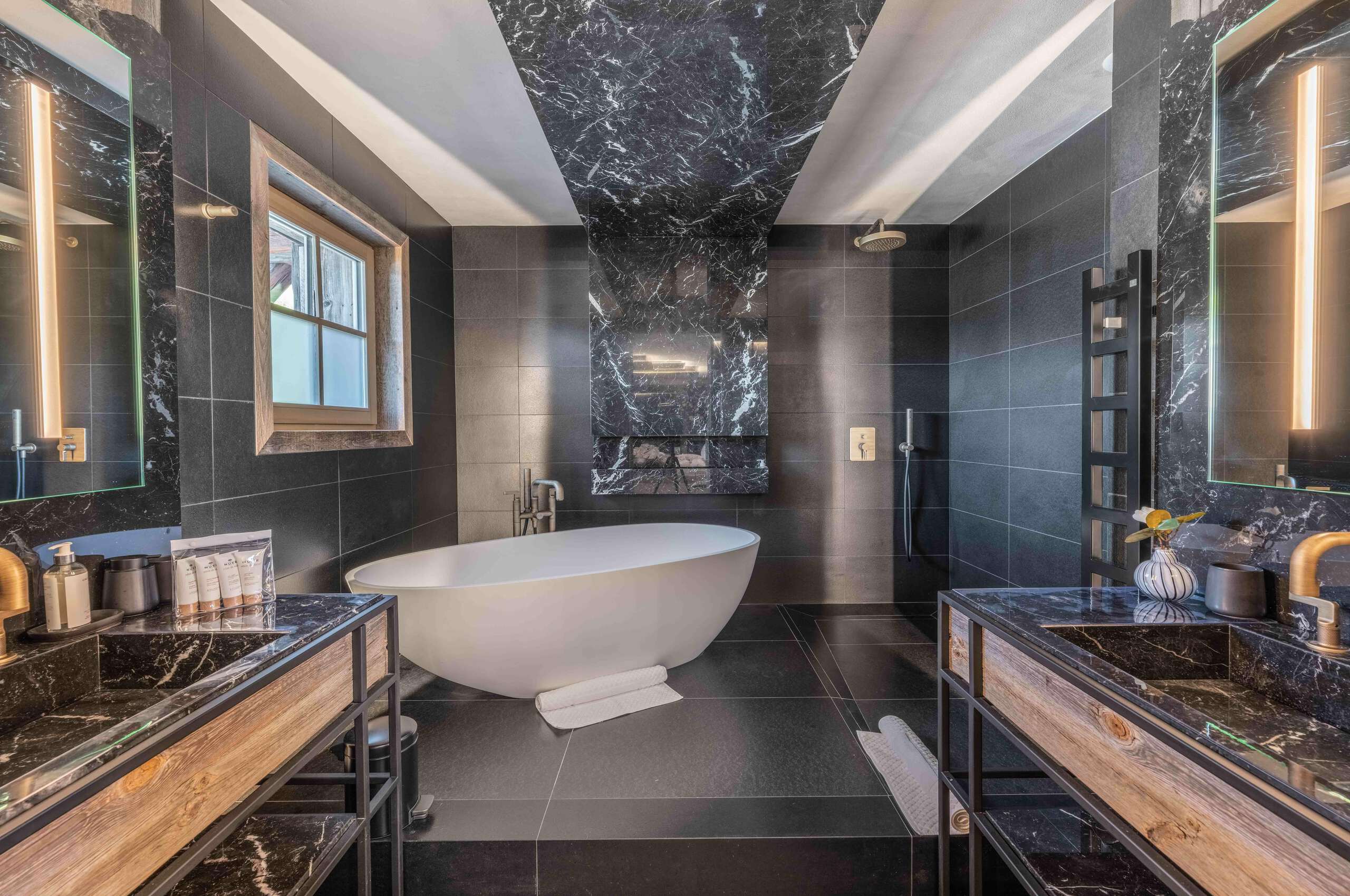 chalet-leia-bathroom-bathtub-doublesink-marble-modern-luxury-design-megeve