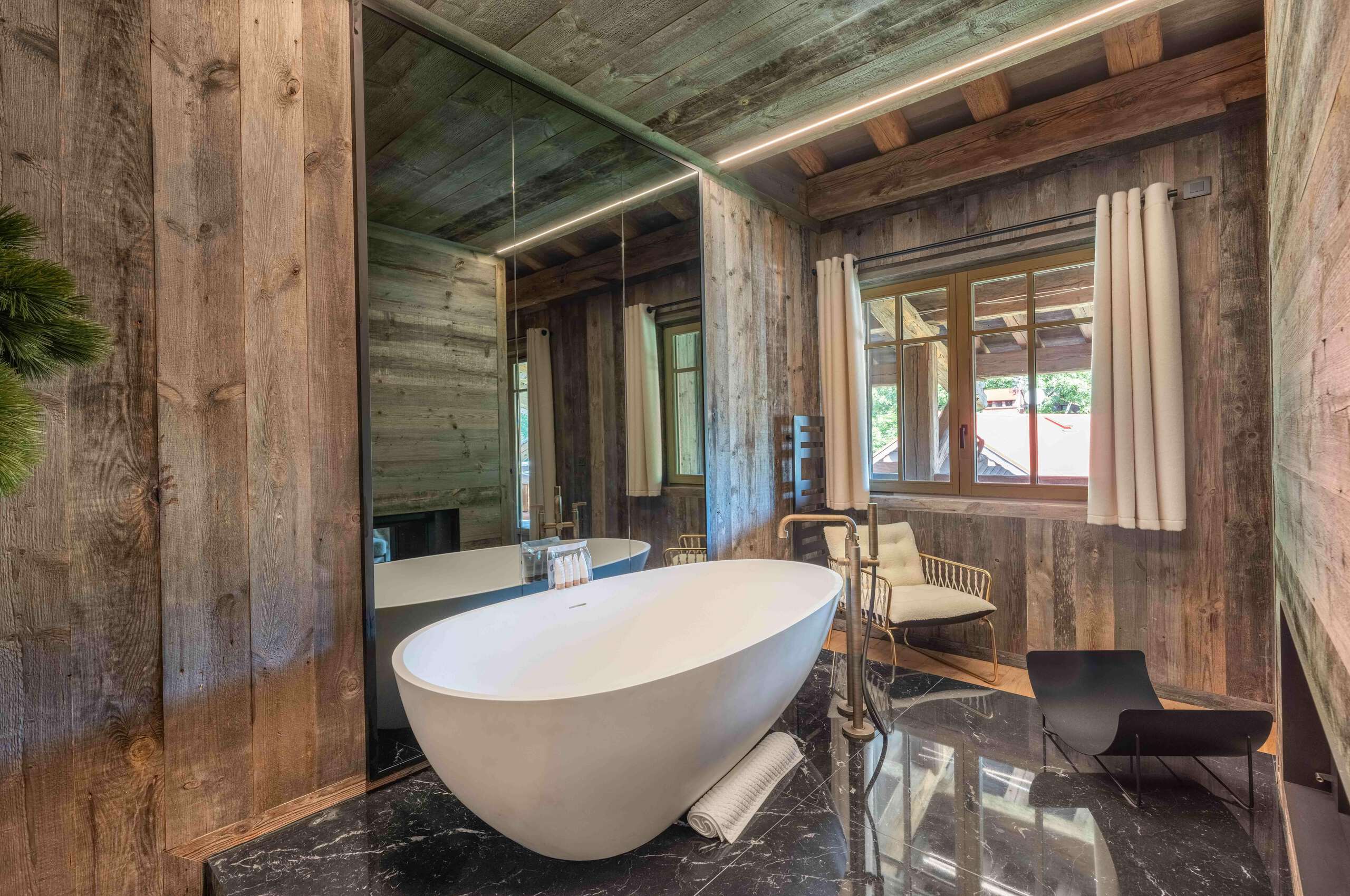 chalet-leia-bathroom-bathtub-modern-elegant-luxury-interiordesign-megeve
