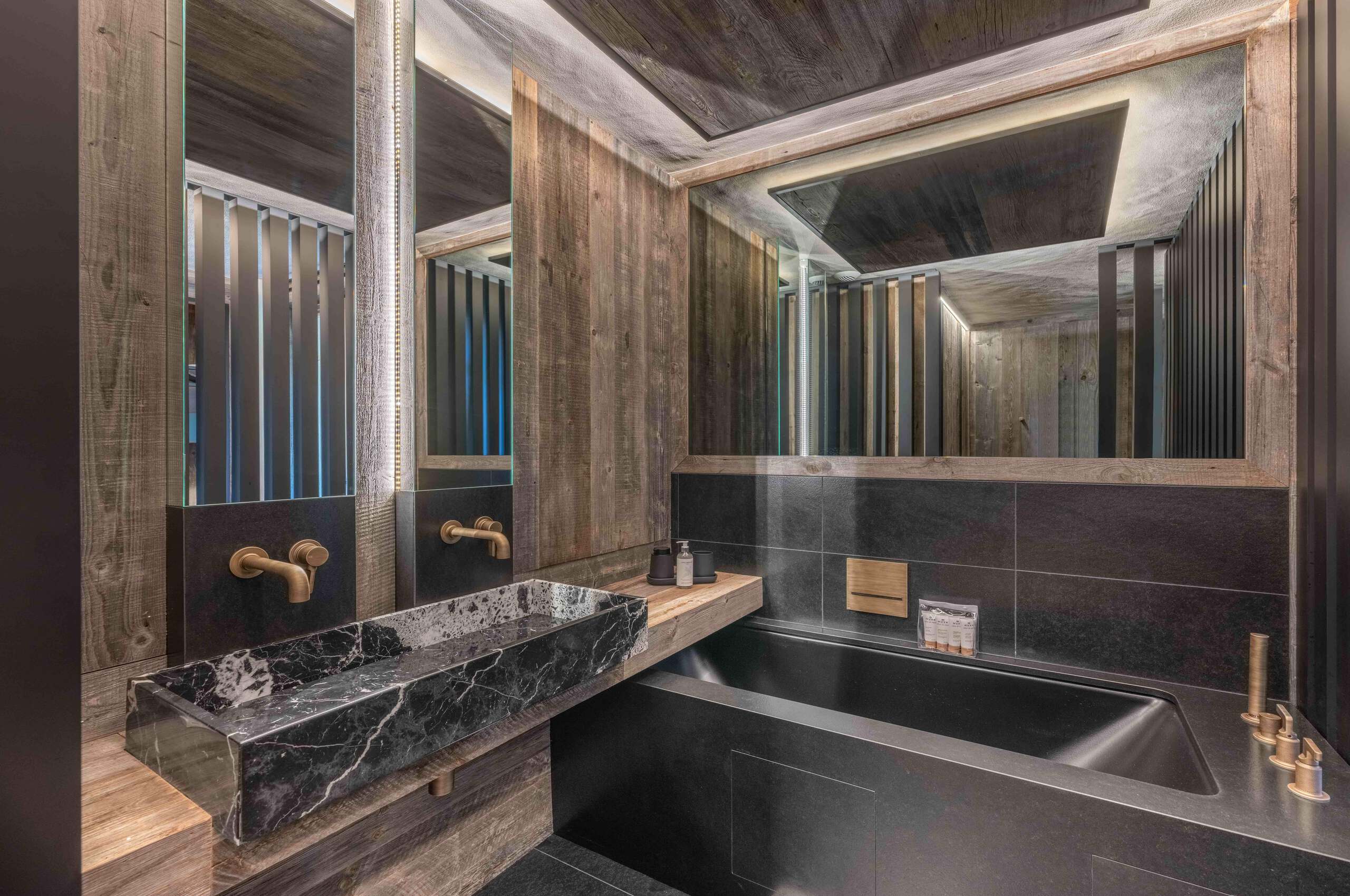 chalet-leia-bathroom-doublesink-bathtub-luxury-modern-design-megeve