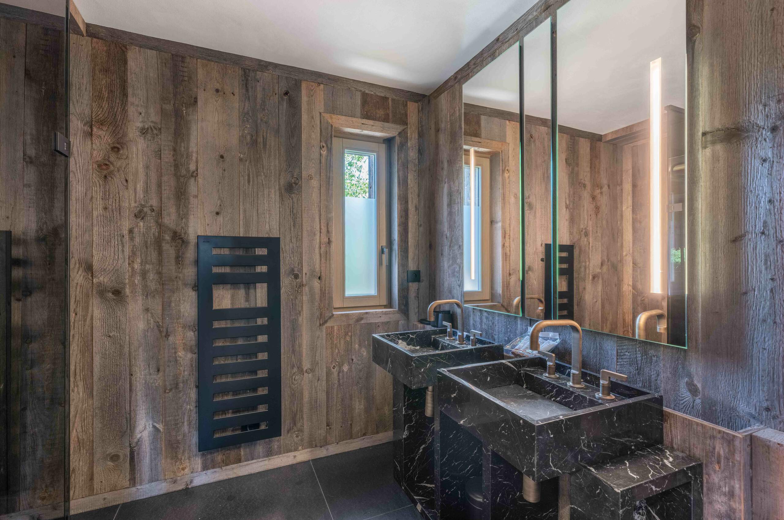 chalet-leia-bathroom-doublesink-modern-marble-luxury-design-megeve