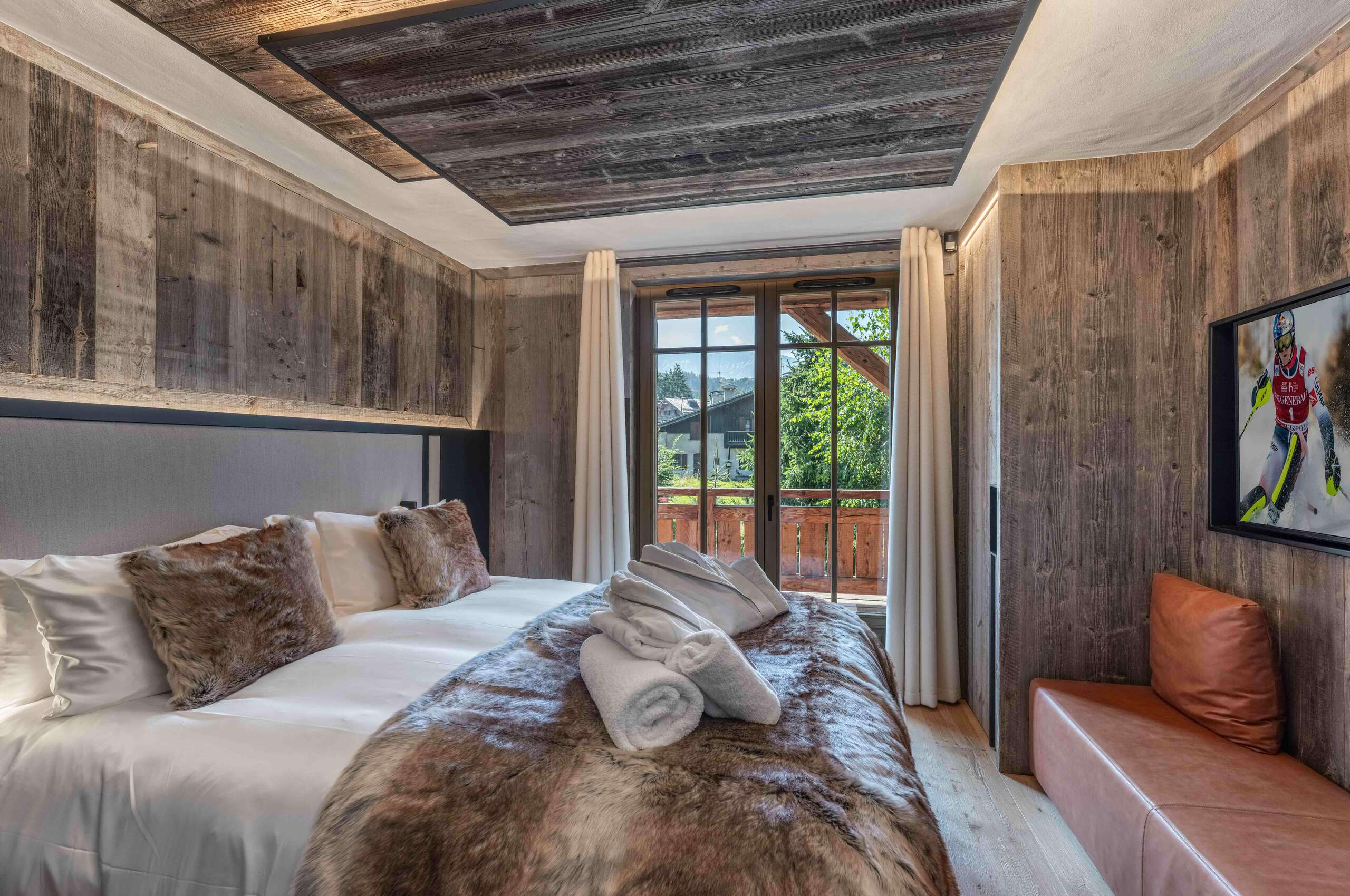 chalet-leia-bedroom-balcony-cosy-alpine-retreat-luxury-interior-megeve