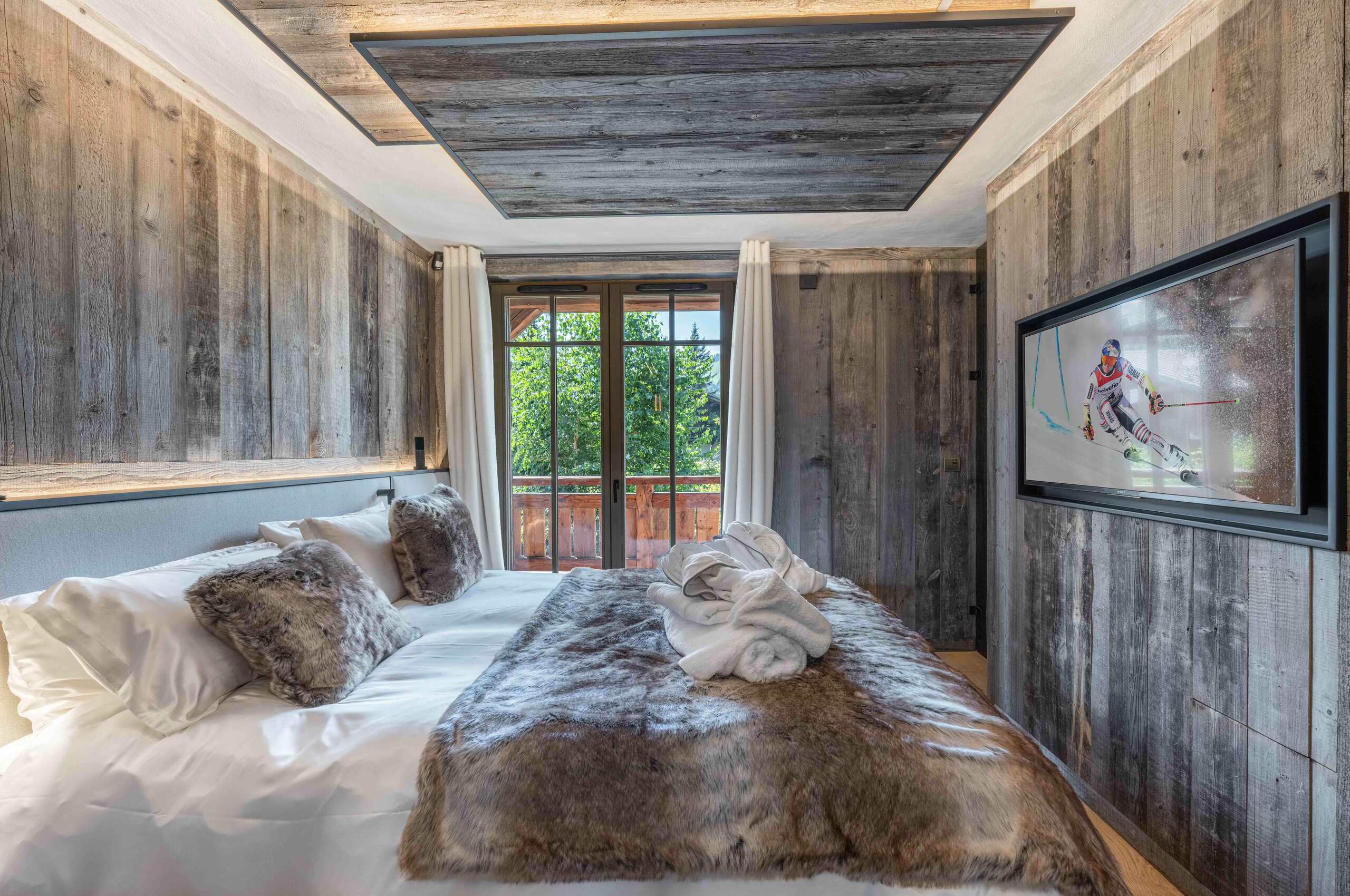 chalet-leia-bedroom-balcony-modern-alpine-luxury-design-megeve