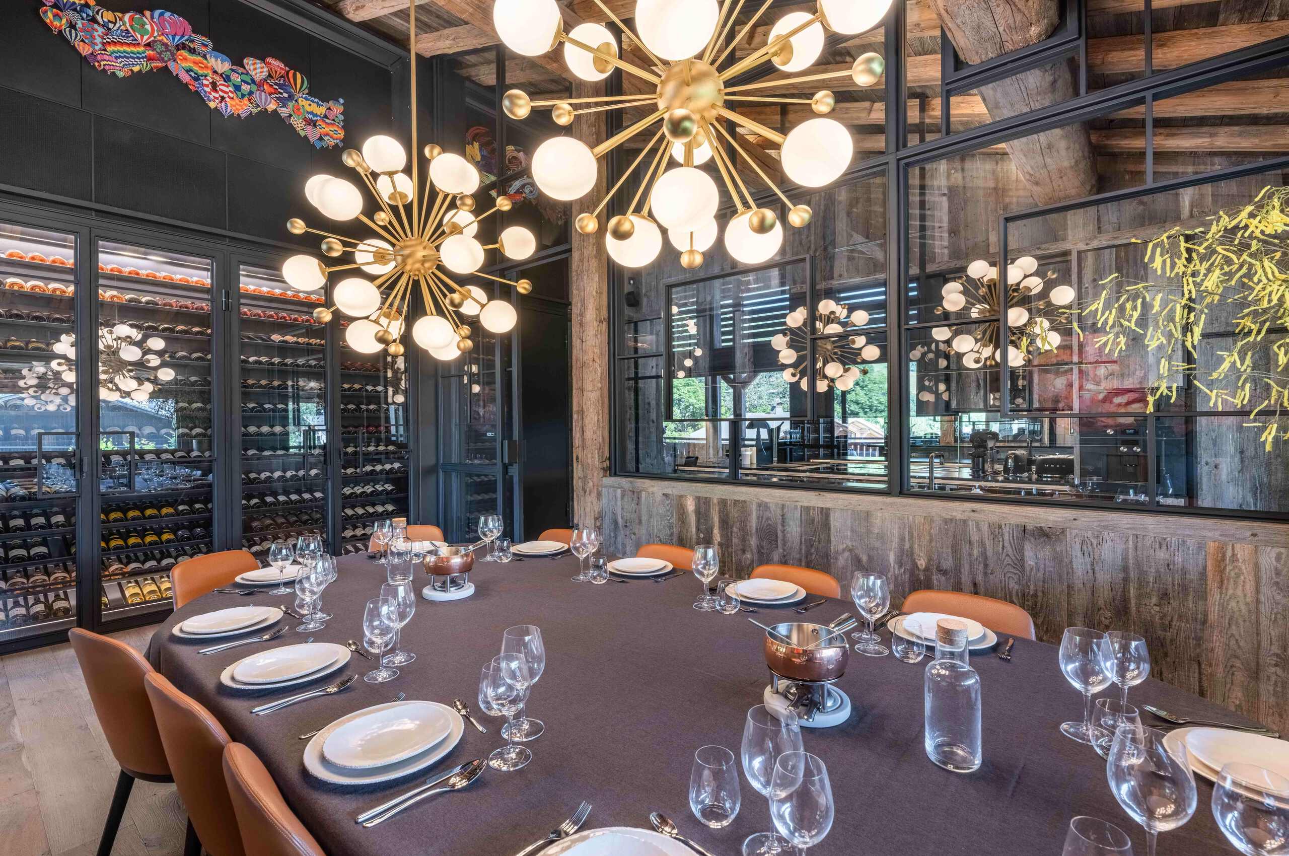 chalet-leia-diningroom-wine-rack-bespoke-chandelier-luxury-interiordesign-megeve