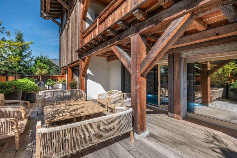 chalet-leia-outdoor-terrace-seating-summer-luxury-alpine-rental-retreat-megeve