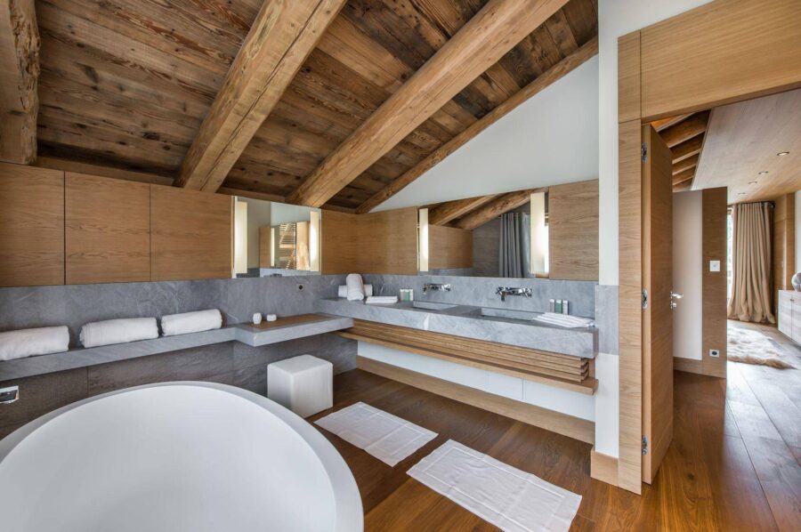 chalet-malorie-bathroom-bathtub-doublesink-spacious-modern-bright-luxury-megeve