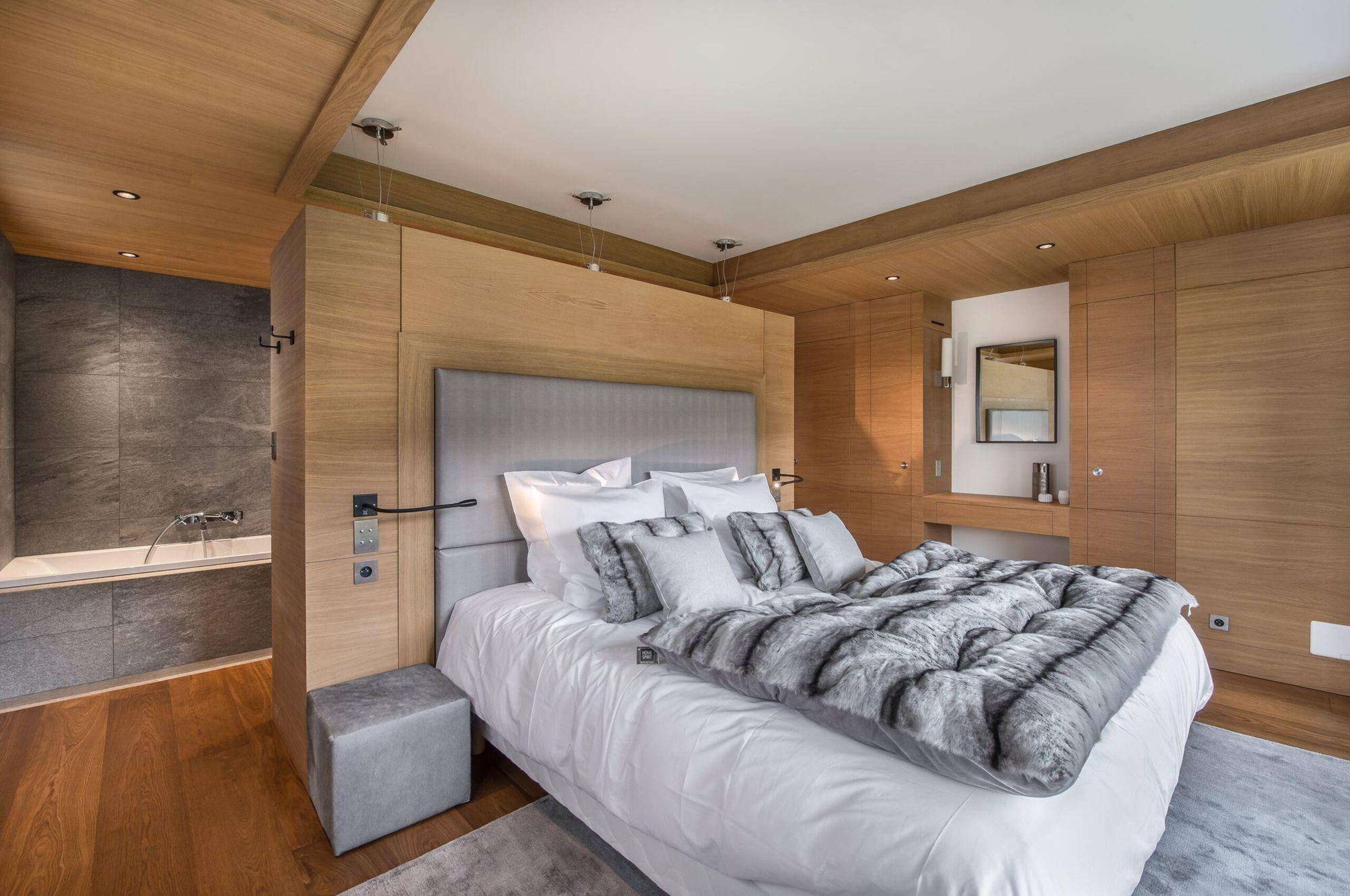 chalet-malorie-bedroom-bathtub-modern-unqiue-design-stylish-alpine-interior-megeve