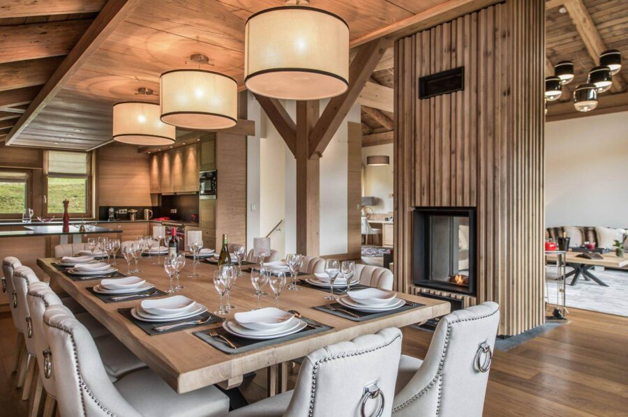 chalet-malorie-diningroom-kitchen-openplan-fireplace-modern-stylish-interior-luxury-megeve
