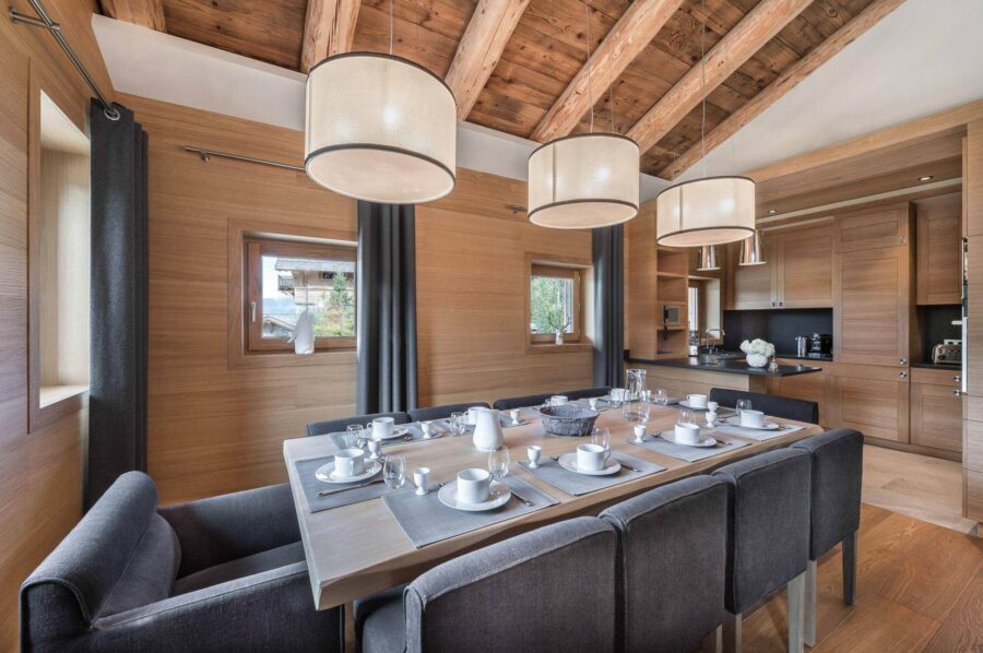 chalet-malorie-diningtable-kitchen-openplan-modern-alpine-luxury-rental-retreat-megeve