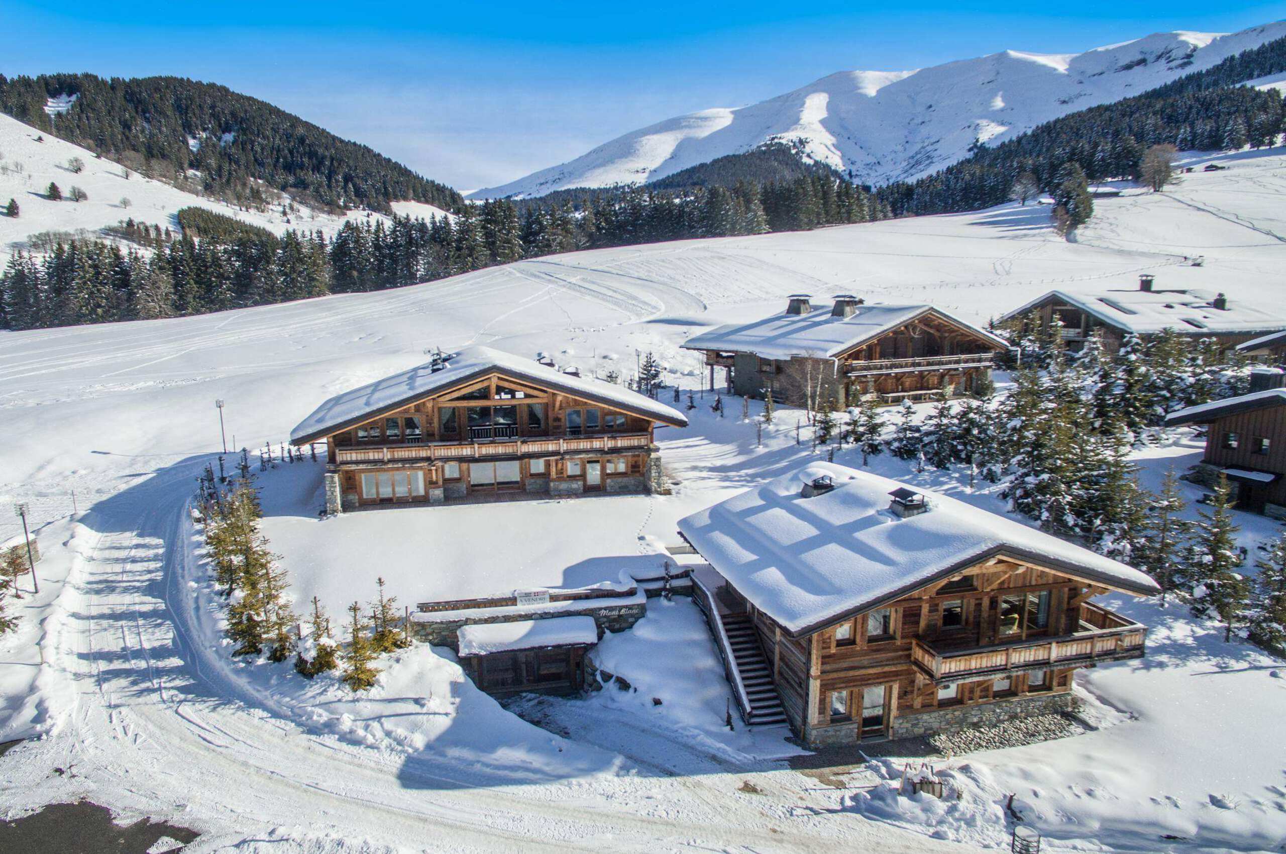 chalet-malorie-exterior-mountainview-primelocation-snow-winter-luxury-rental-retreat-megeve