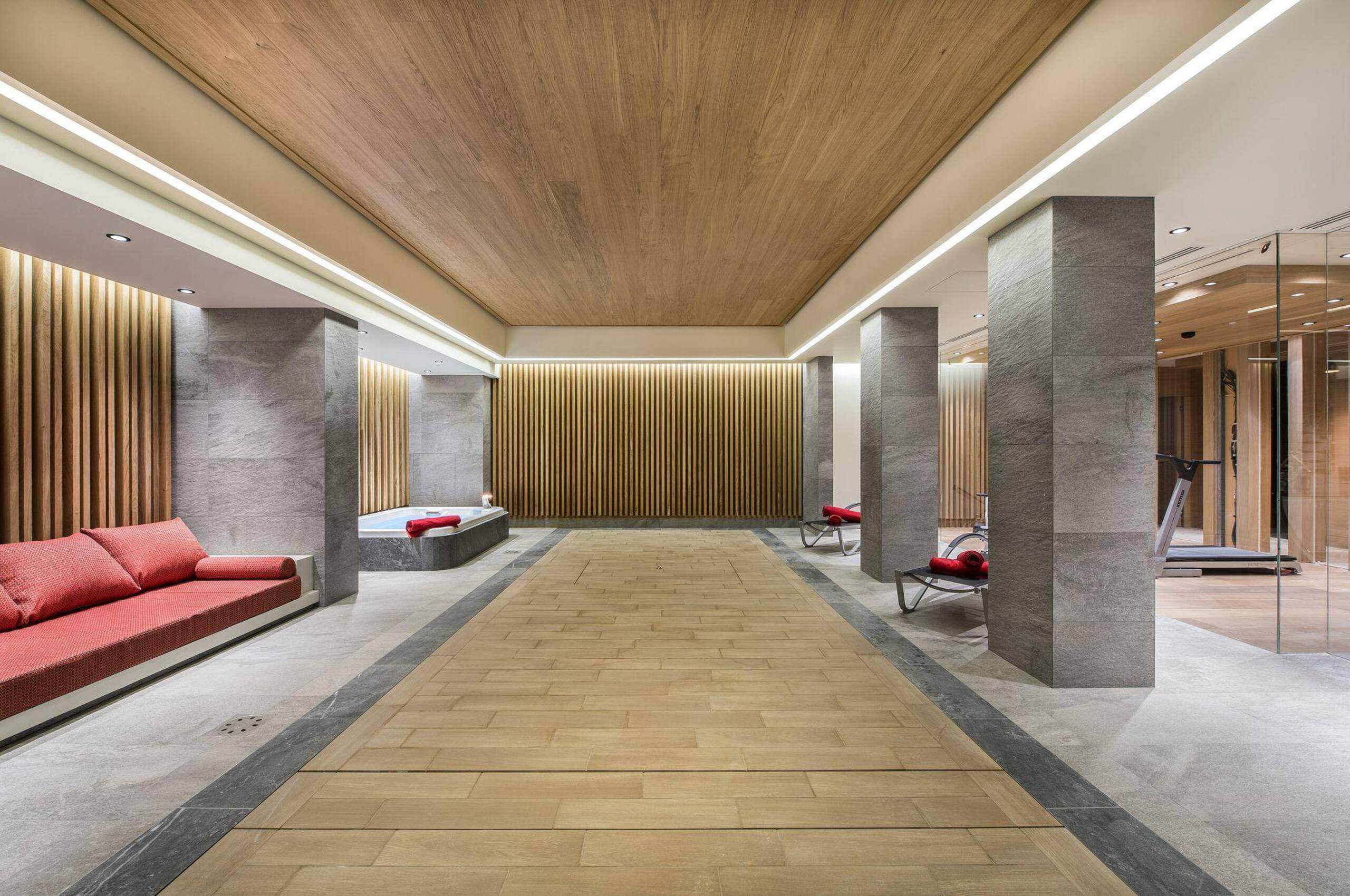 chalet-malorie-indoorpool-spa-cover-jacuzzi-wellness-luxury-megeve