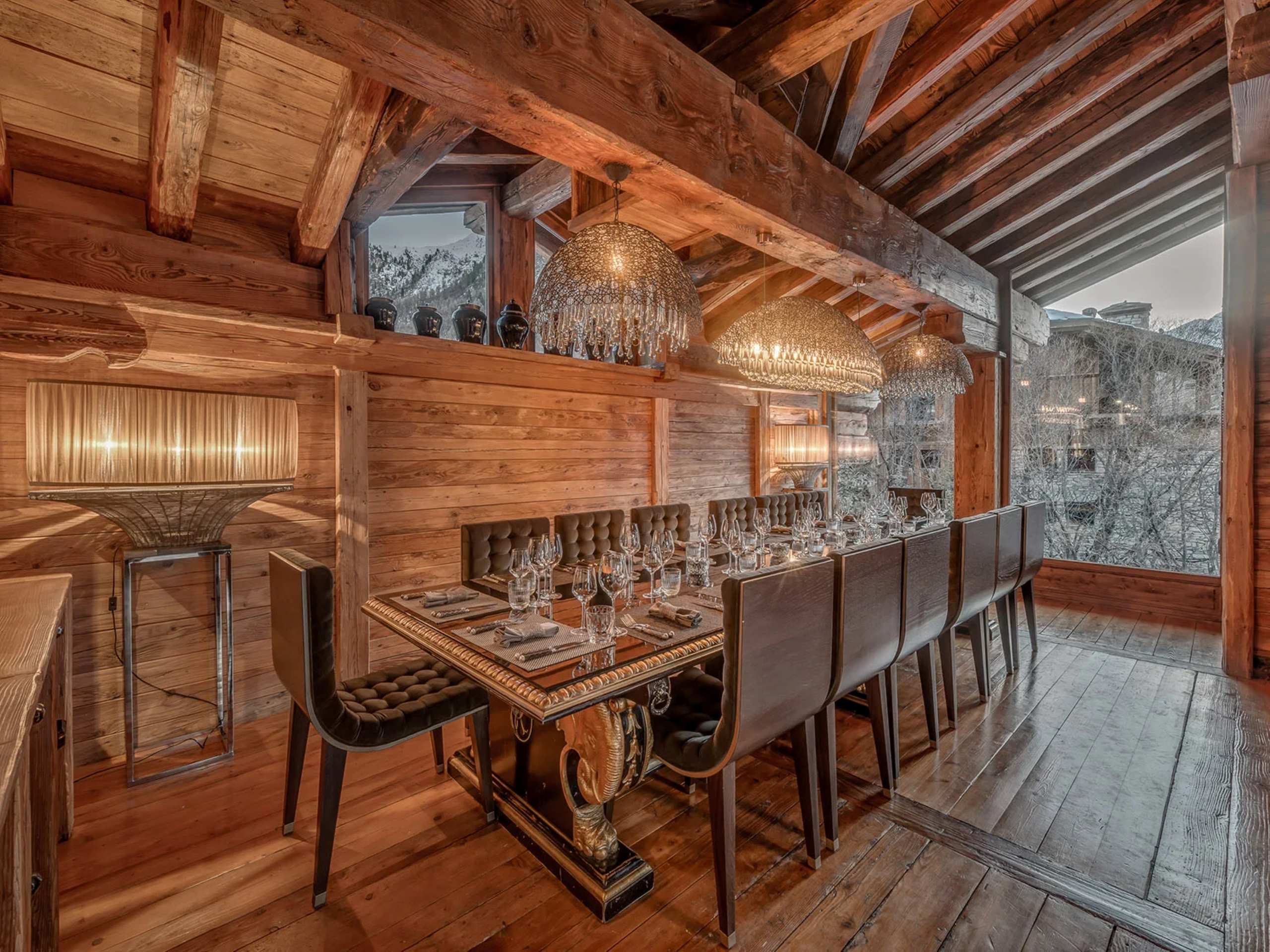 chalet-margot-diningroom-elegant-alpine-modern-design-luxury-vald'isere
