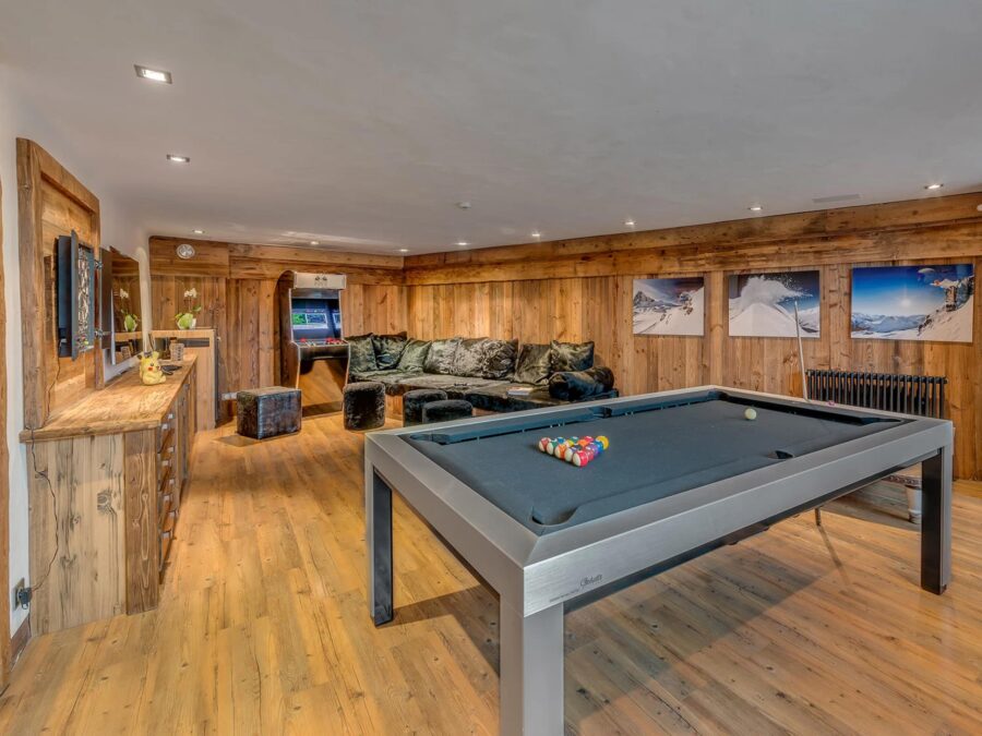 chalet-margot-gamesroom-snooker-tabale-tv-cinema-room-family-hosting-entertainment-luxury-vald'isere