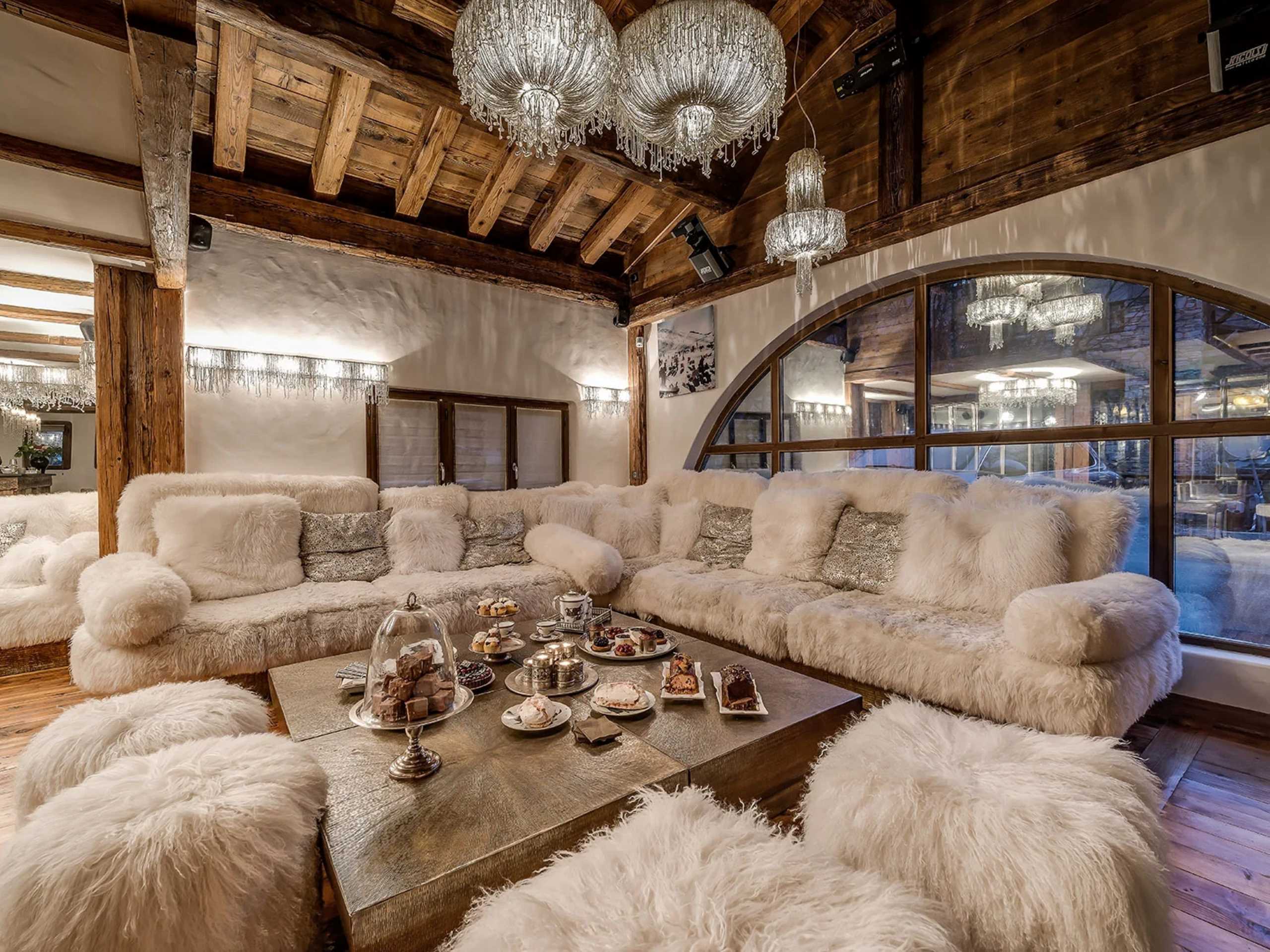 chalet-margot-livingroom-lounge-unique-modern-stylish-alpine-interiordesign-luxury-vald'isere