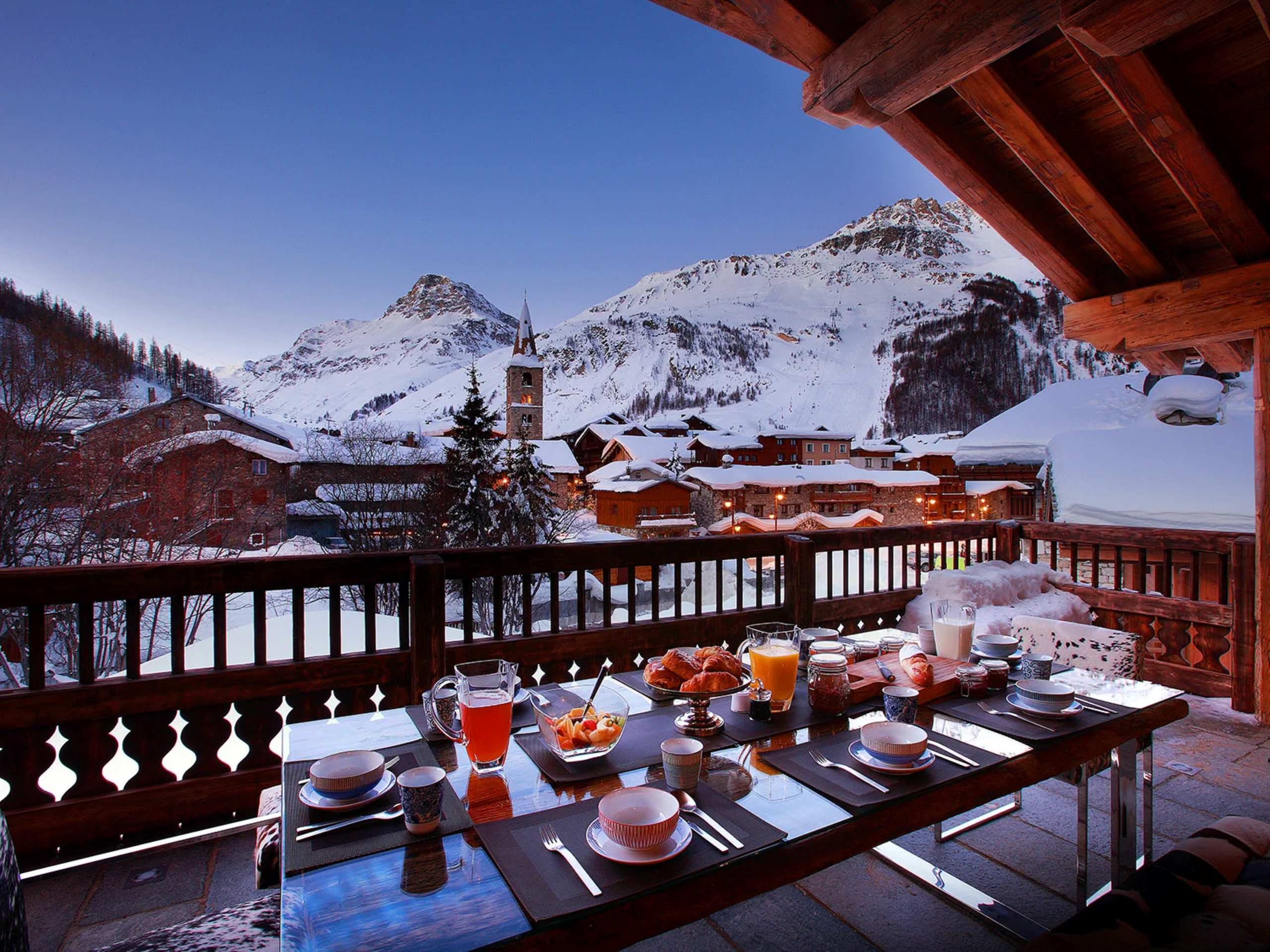 chalet-margot-mainpage-balcony-mountainviews-outdoor-dining-luxury-rental-retreat-vald'isere