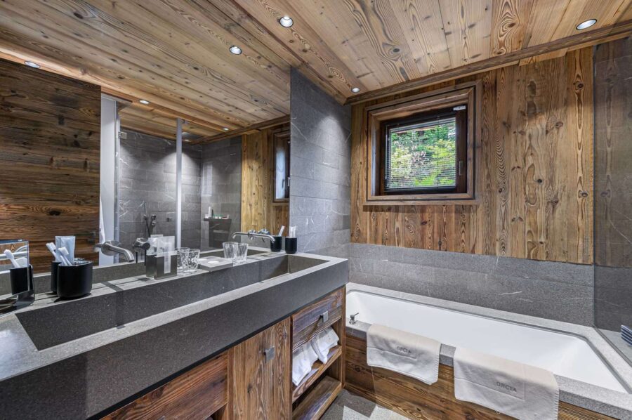 chalet-olga-bathroom-bathtub-doublesink-modern-alpine-design-luxury-retreat-megeve