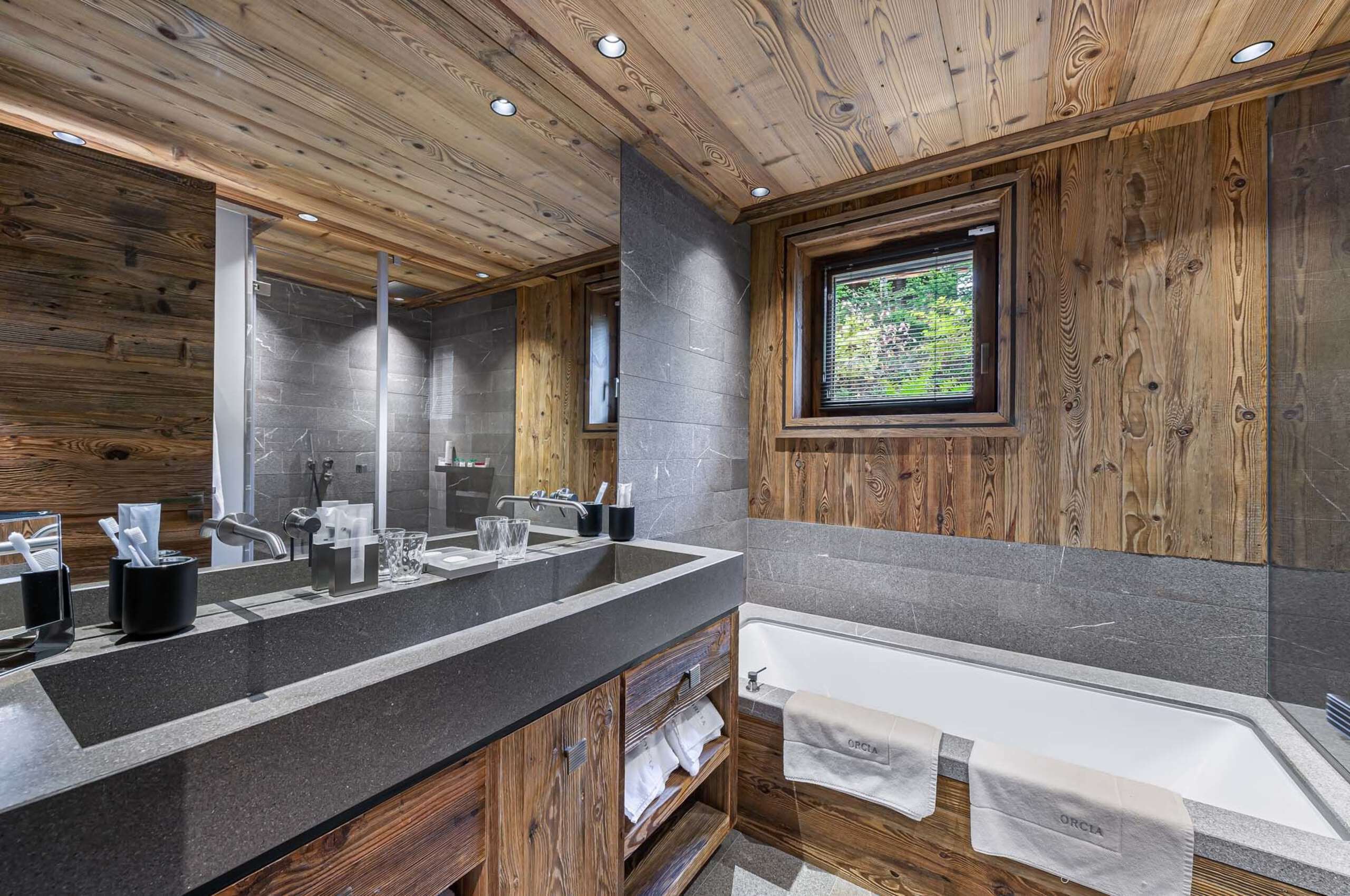 chalet-olga-bathroom-bathtub-doublesink-modern-alpine-design-luxury-retreat-megeve