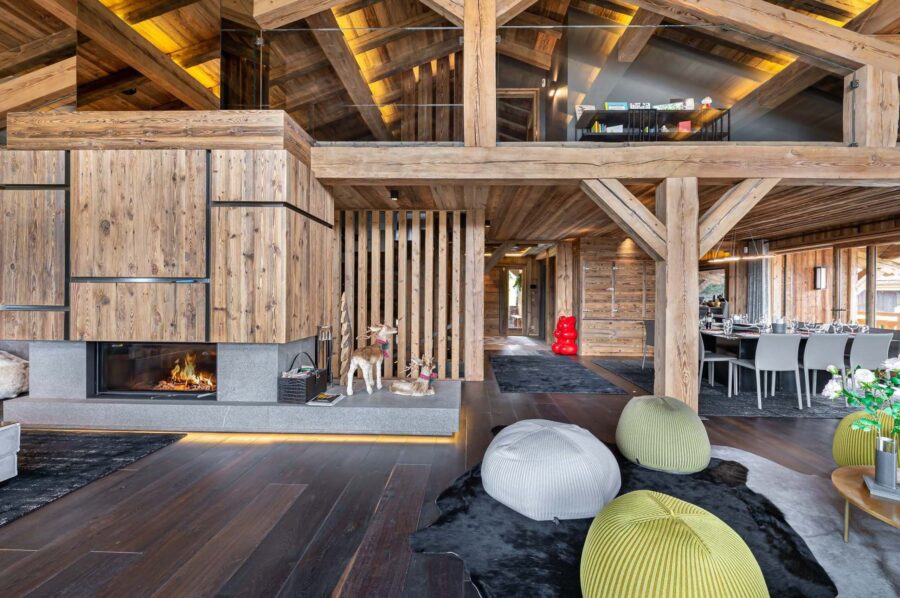chalet-olga-livingarea-openplan-fireplace-diningroom-modern-alpine-interior-luxury-elegance-megeve