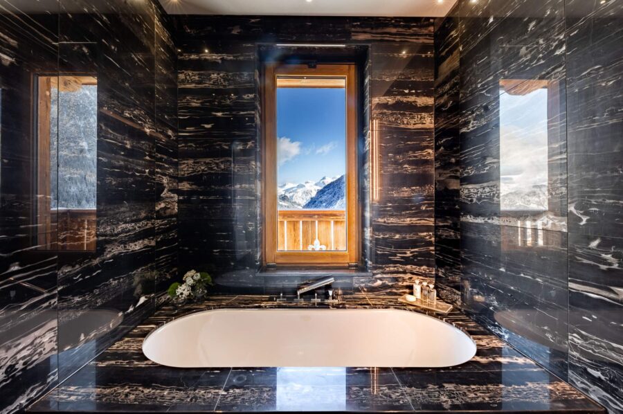 chalet-polina-bathroom-bathtub-mountainviews-modern-sleek-interior-design-luxury-courchevel1650