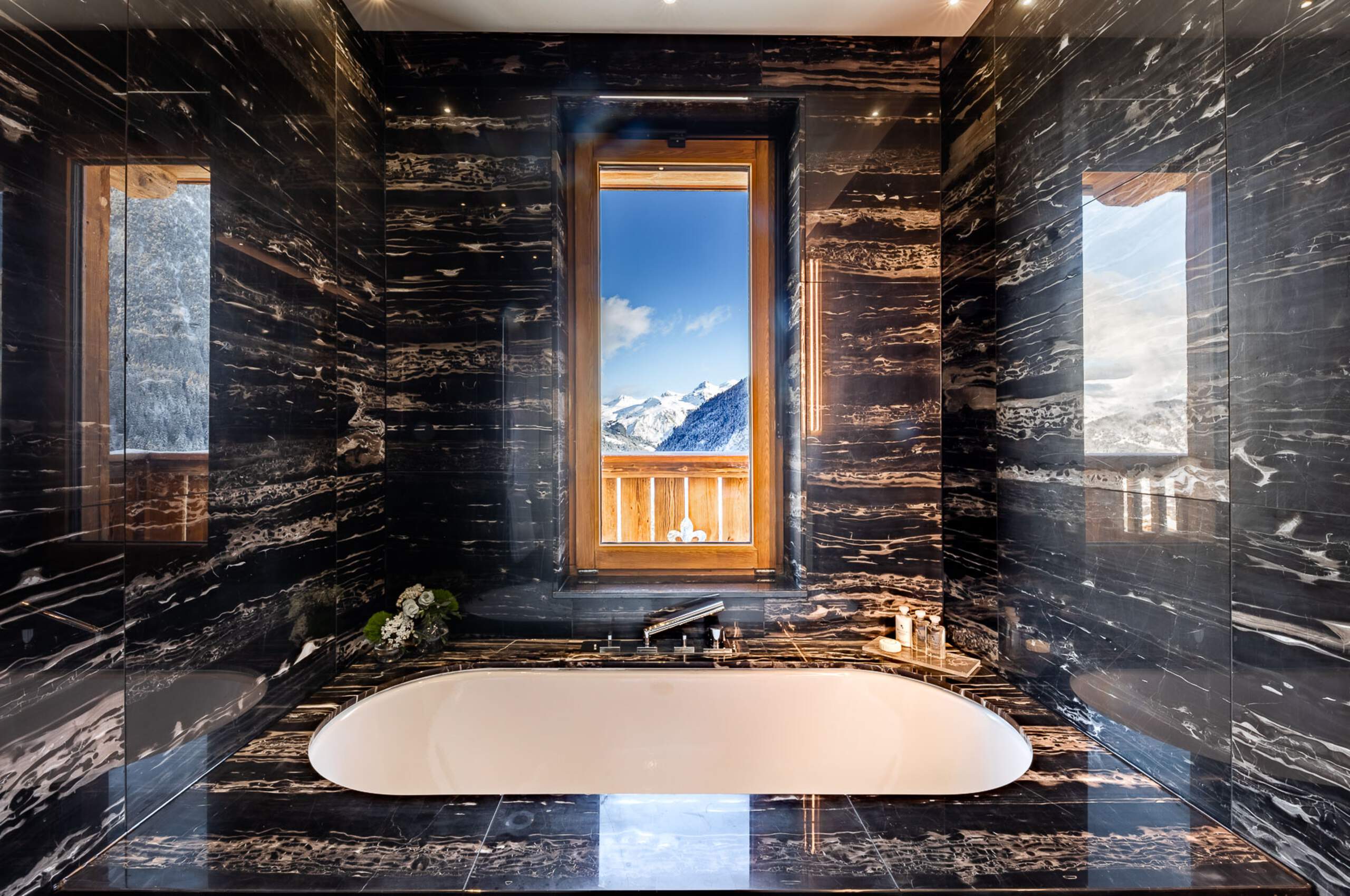 chalet-polina-bathroom-bathtub-mountainviews-modern-sleek-interior-design-luxury-courchevel1650