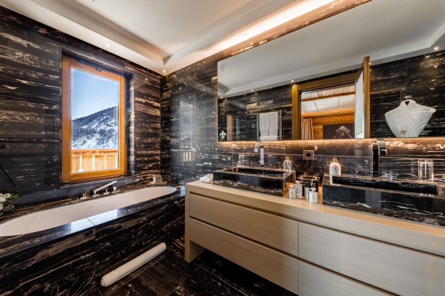 chalet-polina-bathroom-doublesink-bathtub-mountainviews-elegant-sleek-modern-design-luxury-courchevel1650