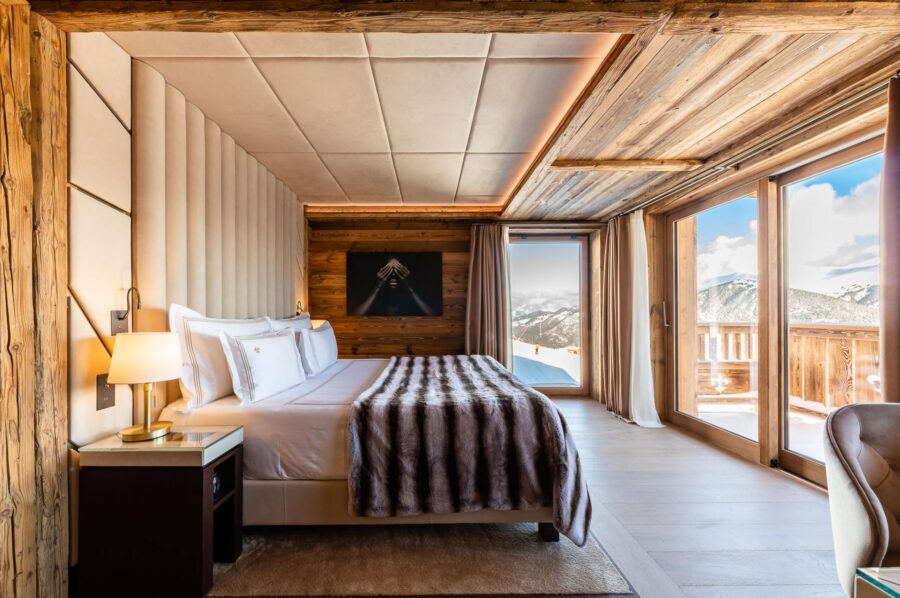 chalet-polina-mainpage-bedroom-scenic-mountainviews-balcony-elegant-stylish-modern-luxury-alpine-interiordesign-courchevel1650
