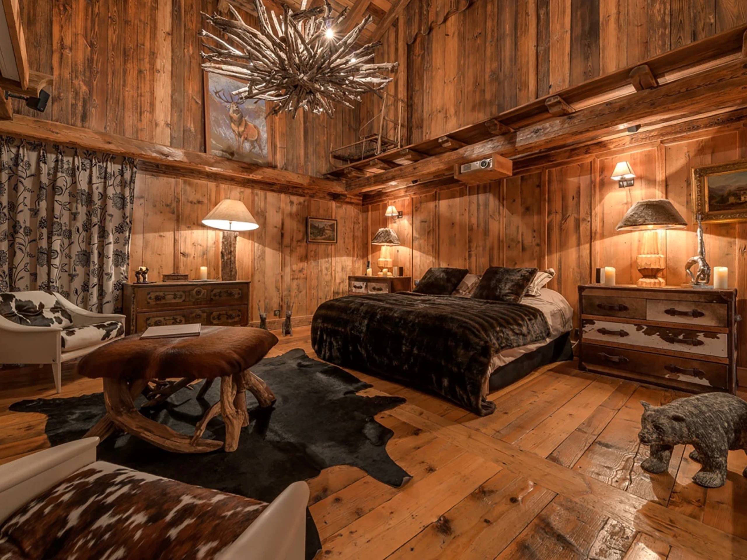 chalet-rivka-bedroom-spacious-grand-traditional-alpine-elegant-interior-luxury-vald'isere
