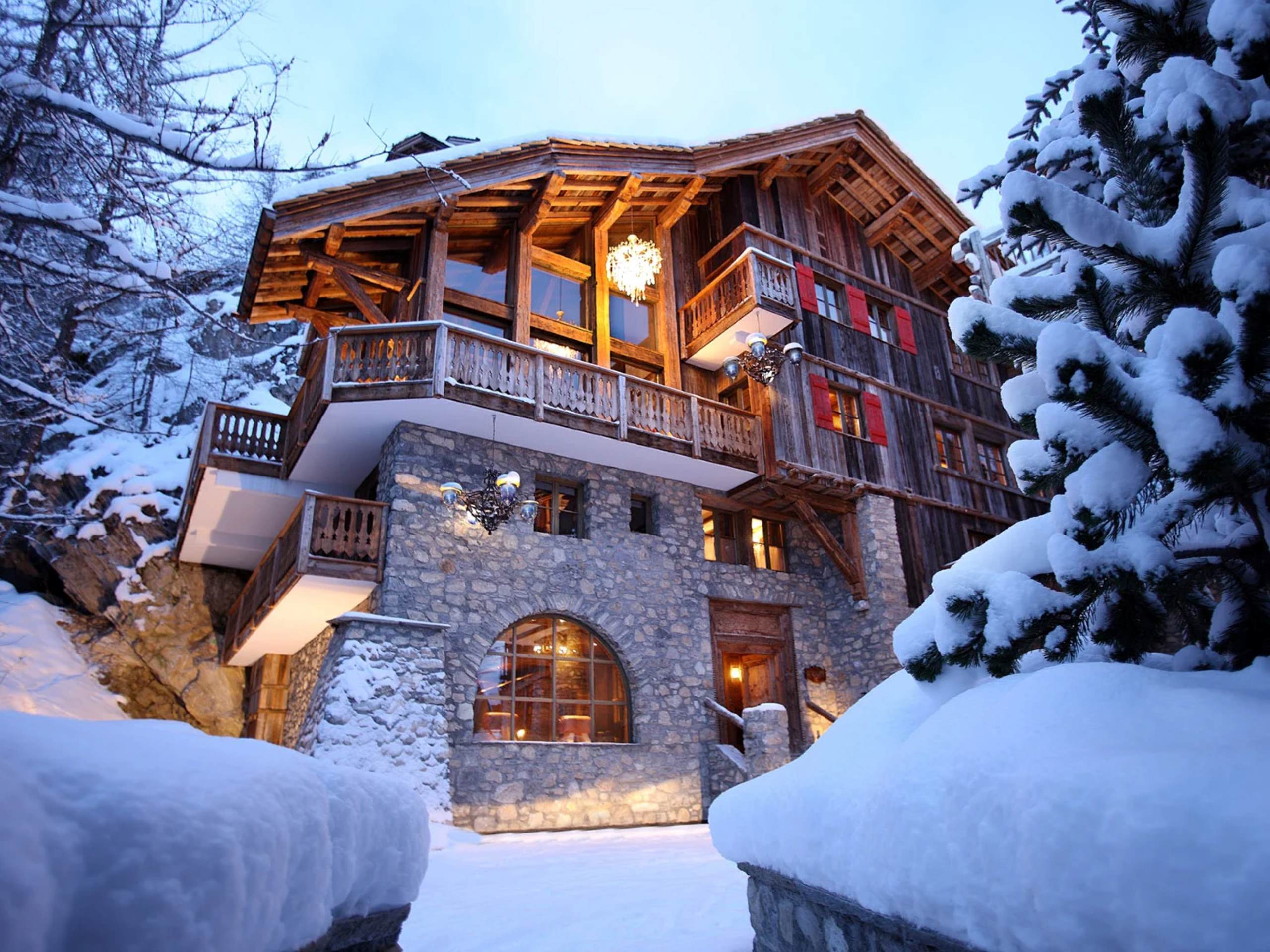 chalet-rivka-exterior-winter-luxury-rental-retreat-vald'isere