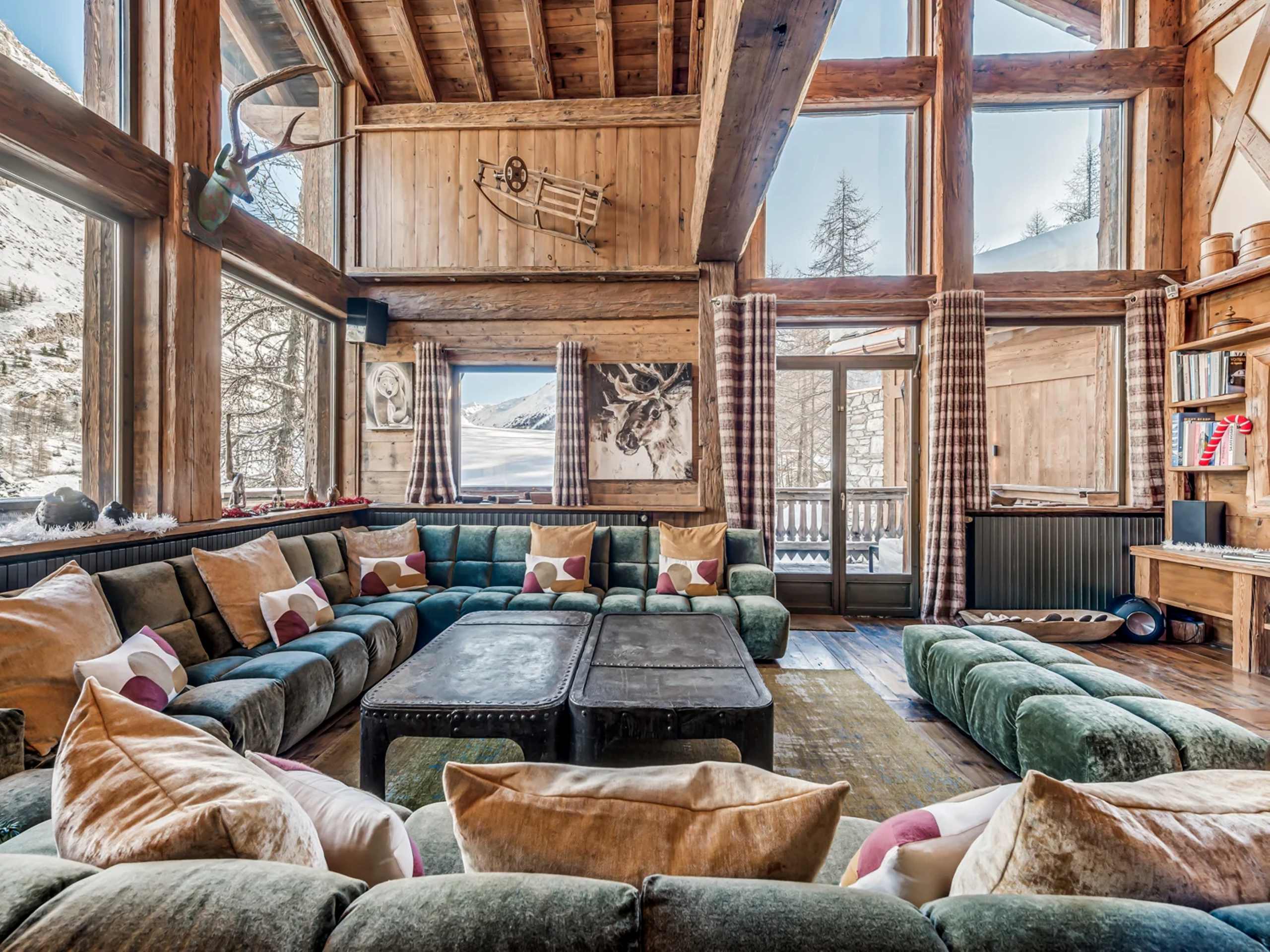 chalet-rivka-livingroom-lounge-mountainview-spacious-openplan-elegant-interior-luxury-vald'isere