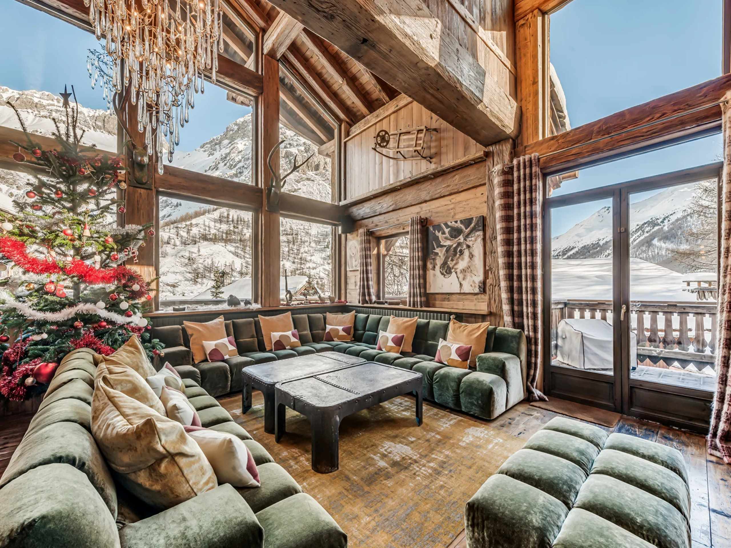 chalet-rivka-mainpage-livingroom-lounge-christmas-mountain-views-elegant-stylish-interiordesign-luxury-vald'isere