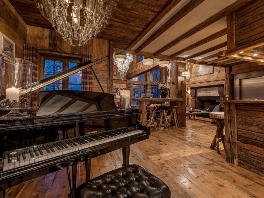 chalet-rivka-piano-bar-elegant-alpine-design-luxury-vald'isere