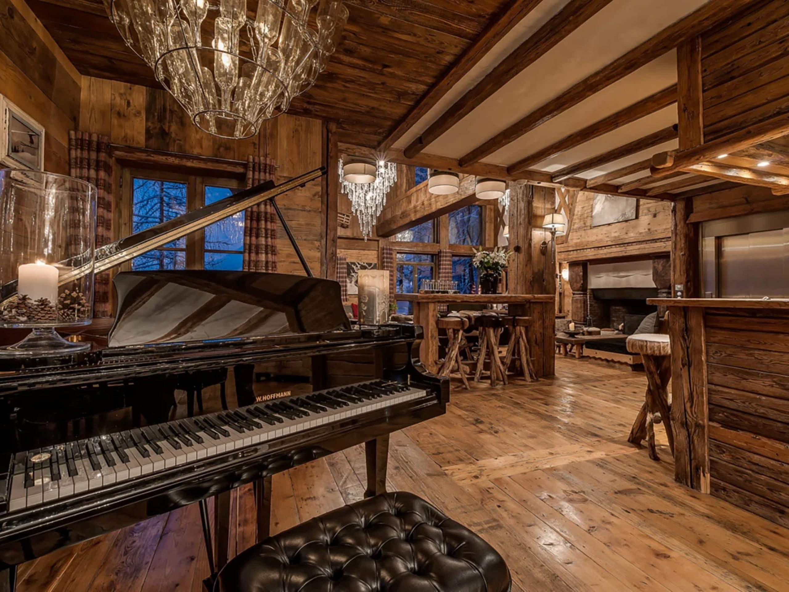 chalet-rivka-piano-bar-elegant-alpine-design-luxury-vald'isere