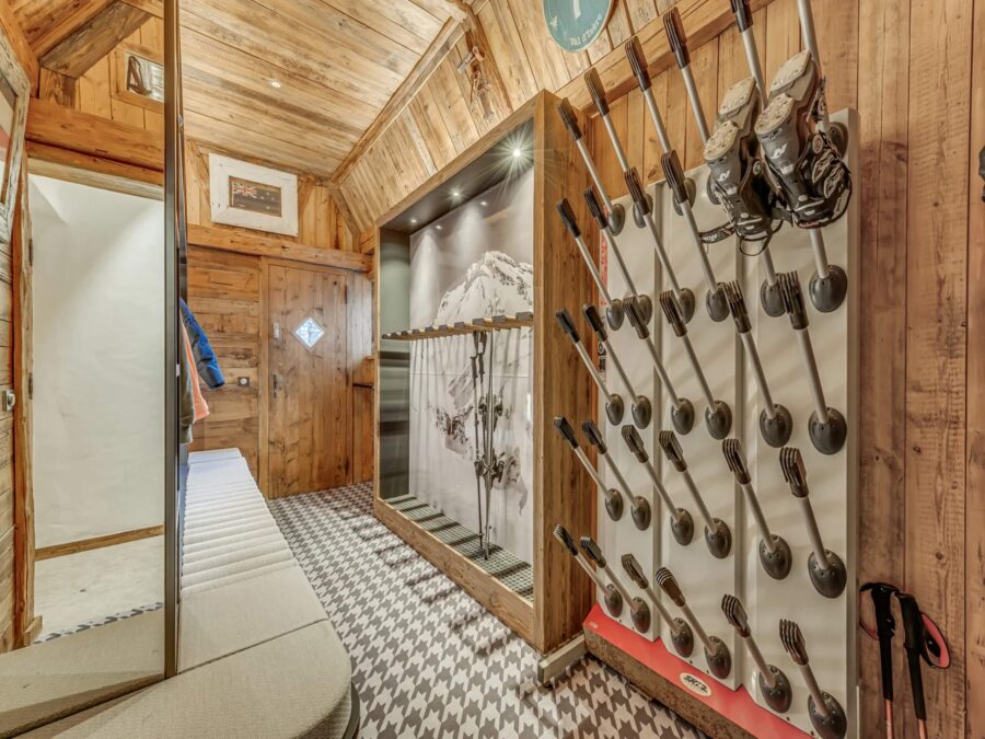 chalet-rivka-skiroom-bootroom-skiin-skiout-luxury-rental-retreat-vald'isere