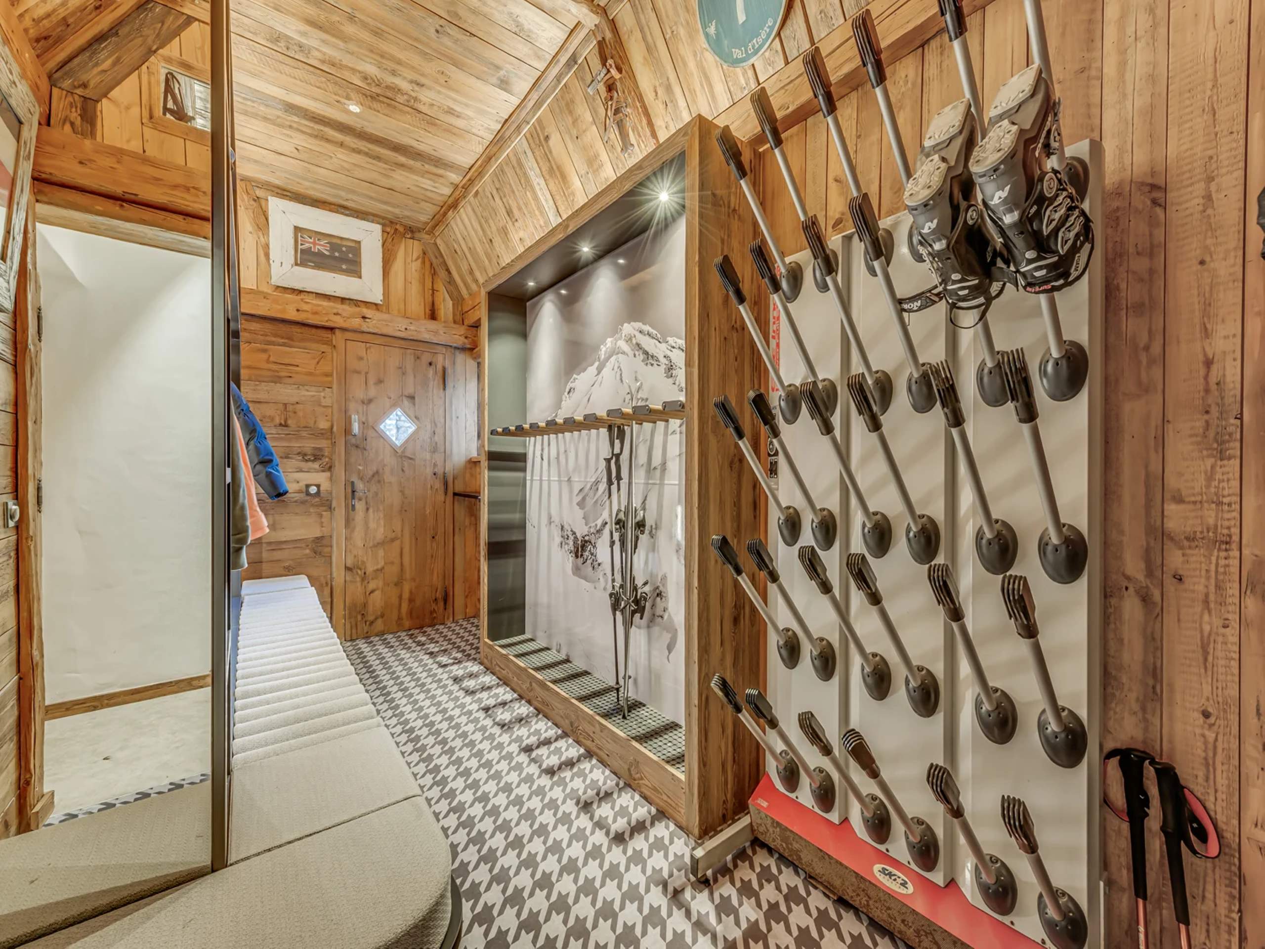 chalet-rivka-skiroom-bootroom-skiin-skiout-luxury-rental-retreat-vald'isere