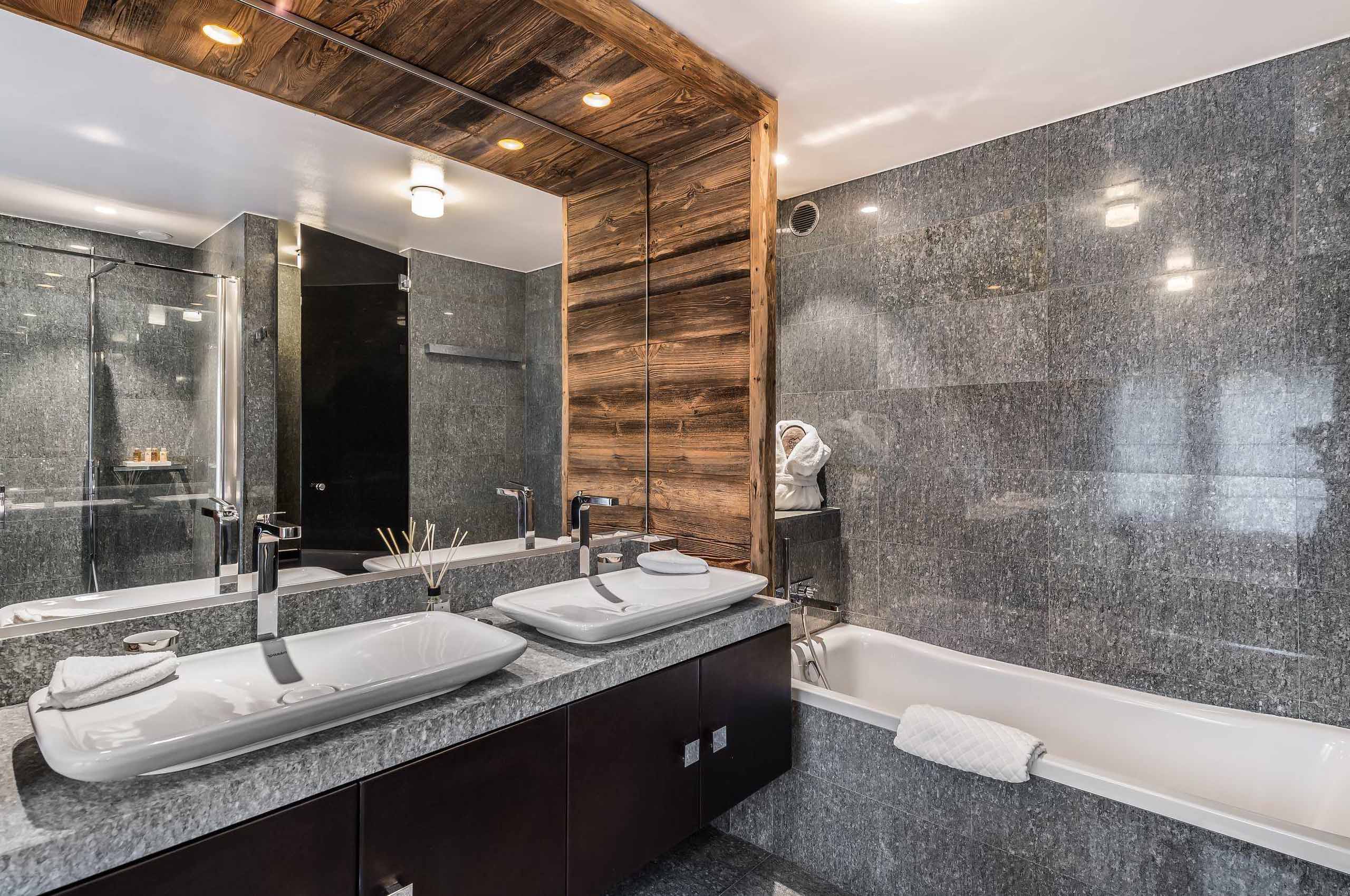 chalet-sabine-bathroom-doublesink-bathtub-luxury-modern-design-megeve