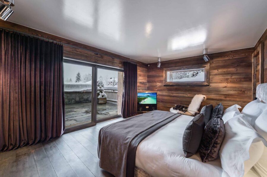 chalet-sabine-bedroom-terrace-spacious-alpine-elegance-design-luxury-retreat-megeve