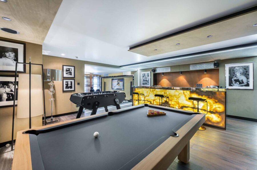 chalet-sabine-gamesroom-bar-snooker-footballtable-hosting-entertainment-luxury-megeve