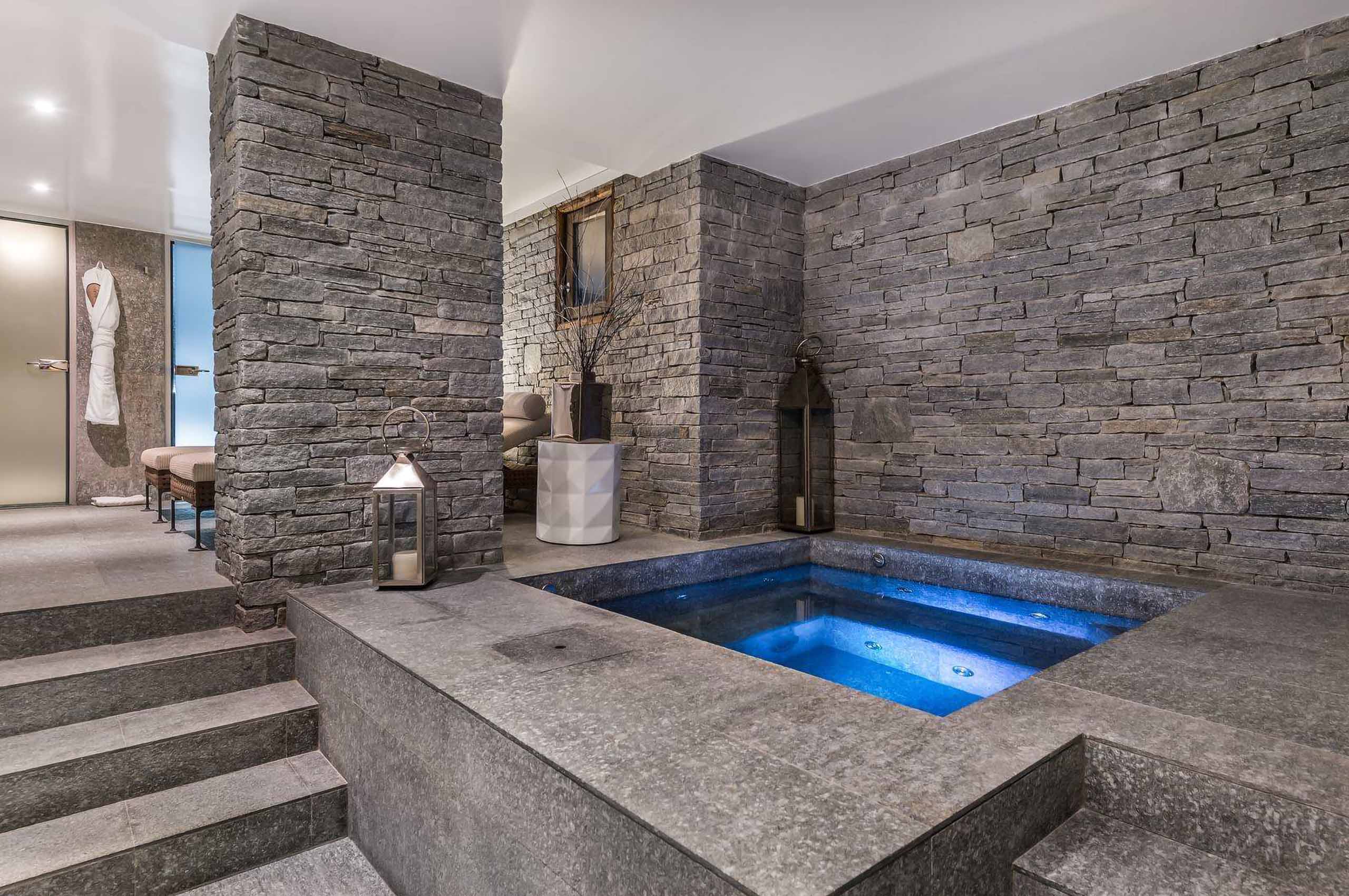 chalet-sabine-hottub-jacuzzi-spa-wellness-indoorpool-luxury-rental-retreat-megeve