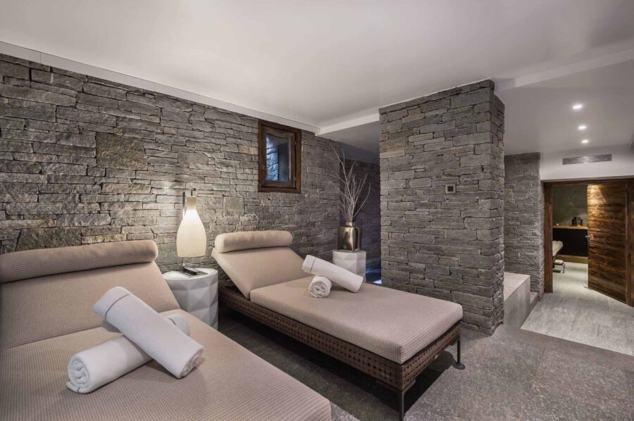chalet-sabine-indoorpool-spa-wellness-relaxation-sunbed-luxury-interior-megeve