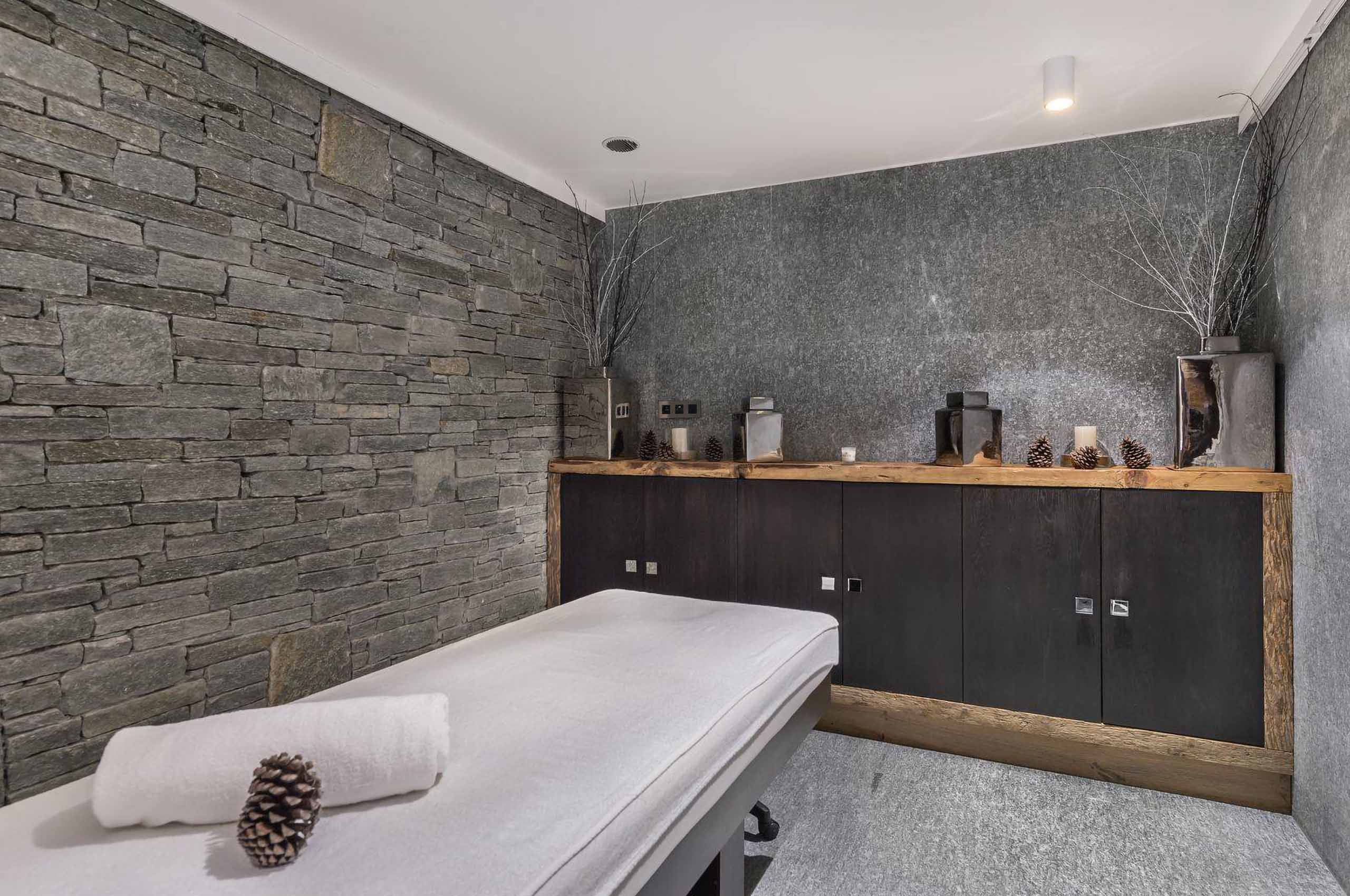 chalet-sabine-massage-room-spa-treatment-wellness-luxury-megeve