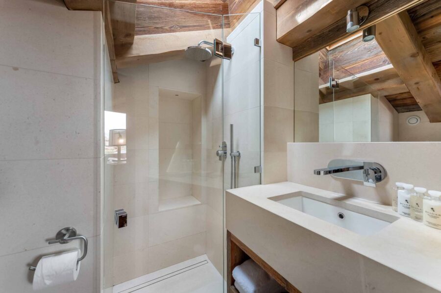 chalet-soraya-bathroom-shower-sink-modern-stylish-luxury-design-megeve-mont-d'arbois (10)