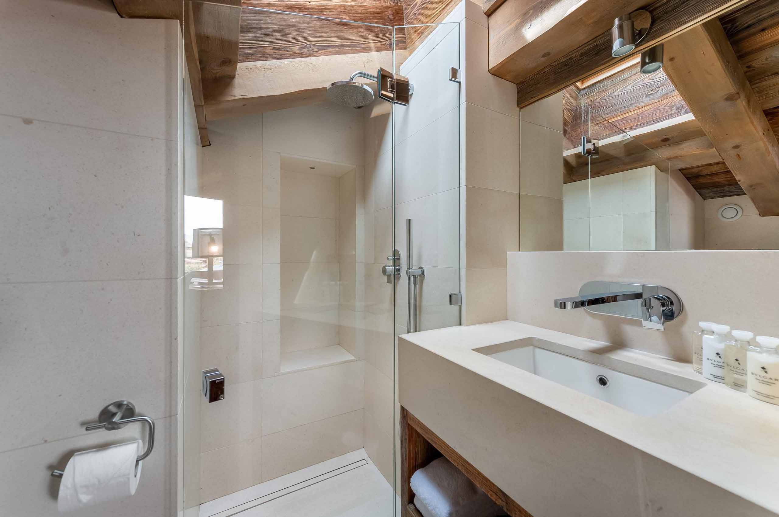 chalet-soraya-bathroom-shower-sink-modern-stylish-luxury-design-megeve-mont-d'arbois (10)