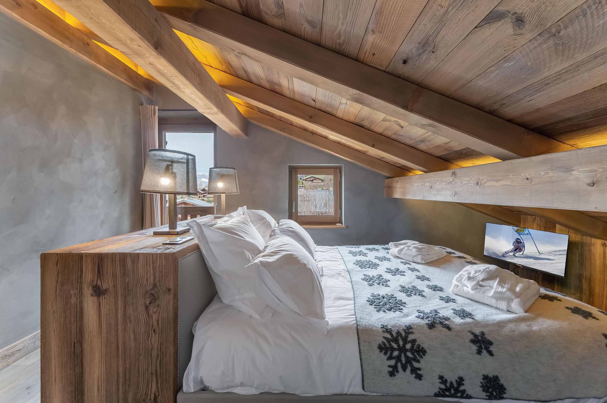 chalet-soraya-bedroom-cosy-traditional-alpine-design-modern-furnishings-megeve-mont-d'arbois (9)