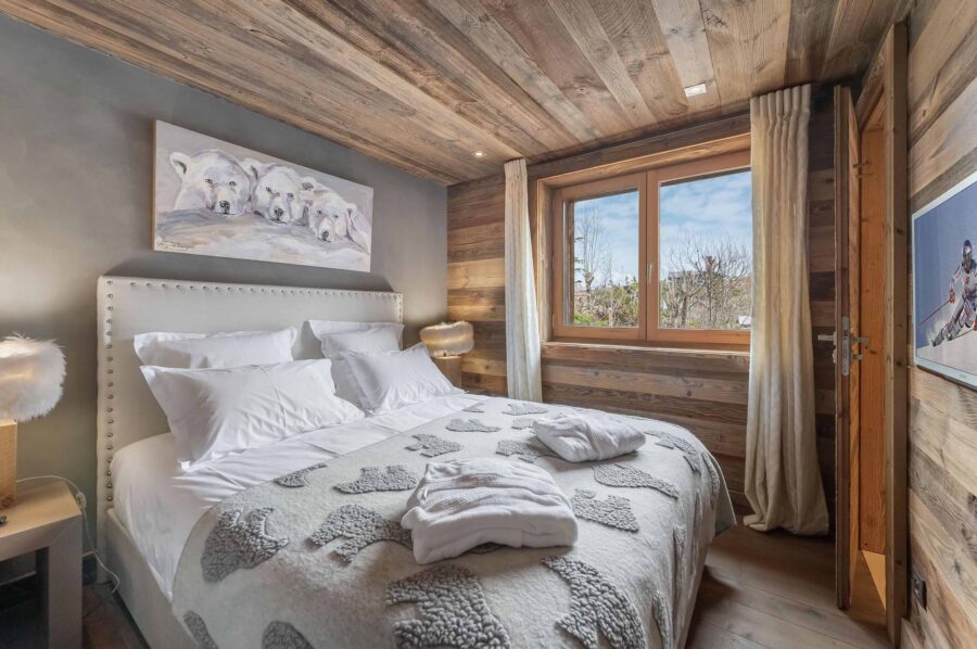 chalet-soraya-bedroom-scenicviews-elegant-alpine-design-luxury-retreat-megeve-mont-d'arbois (20)