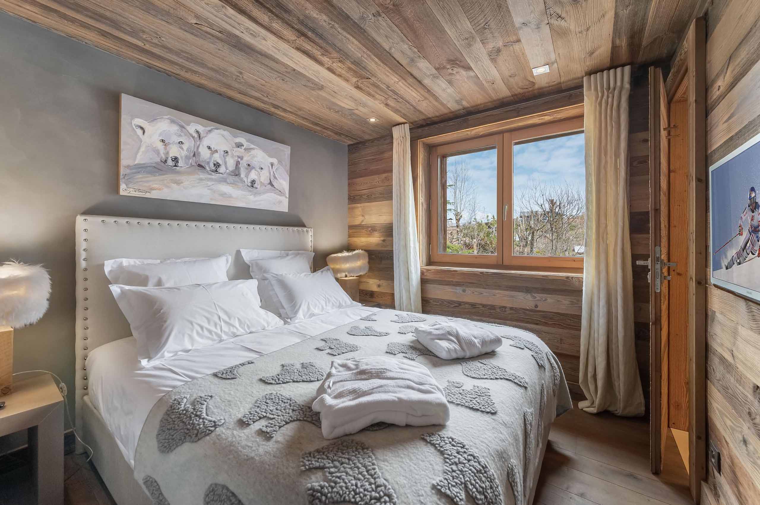 chalet-soraya-bedroom-scenicviews-elegant-alpine-design-luxury-retreat-megeve-mont-d'arbois (20)