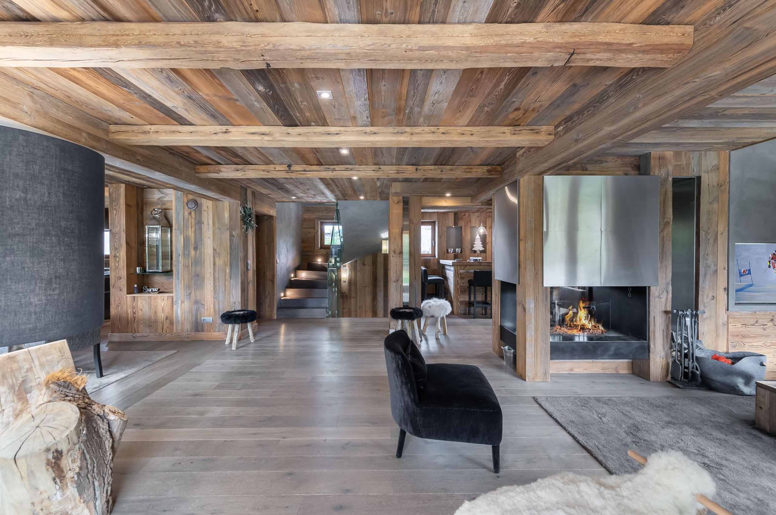 chalet-soraya-downstairs-livingarea-openplan-fireplace-elegant-interiors-luxury-alpine-design-megeve-mont-d'arbois (26)