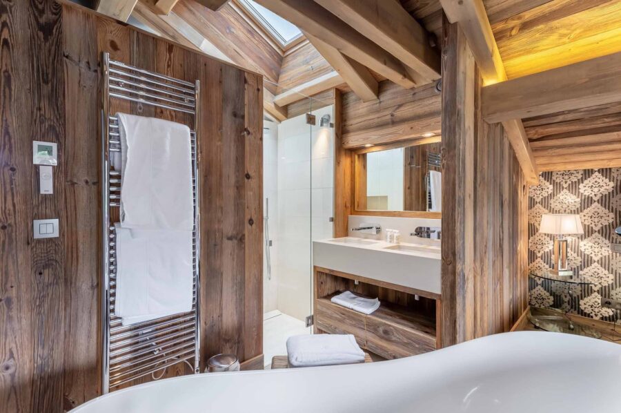 chalet-soraya-ensuite-bathroom-doublesink-bathtub-shower-megeve-mont-d'arbois (12)