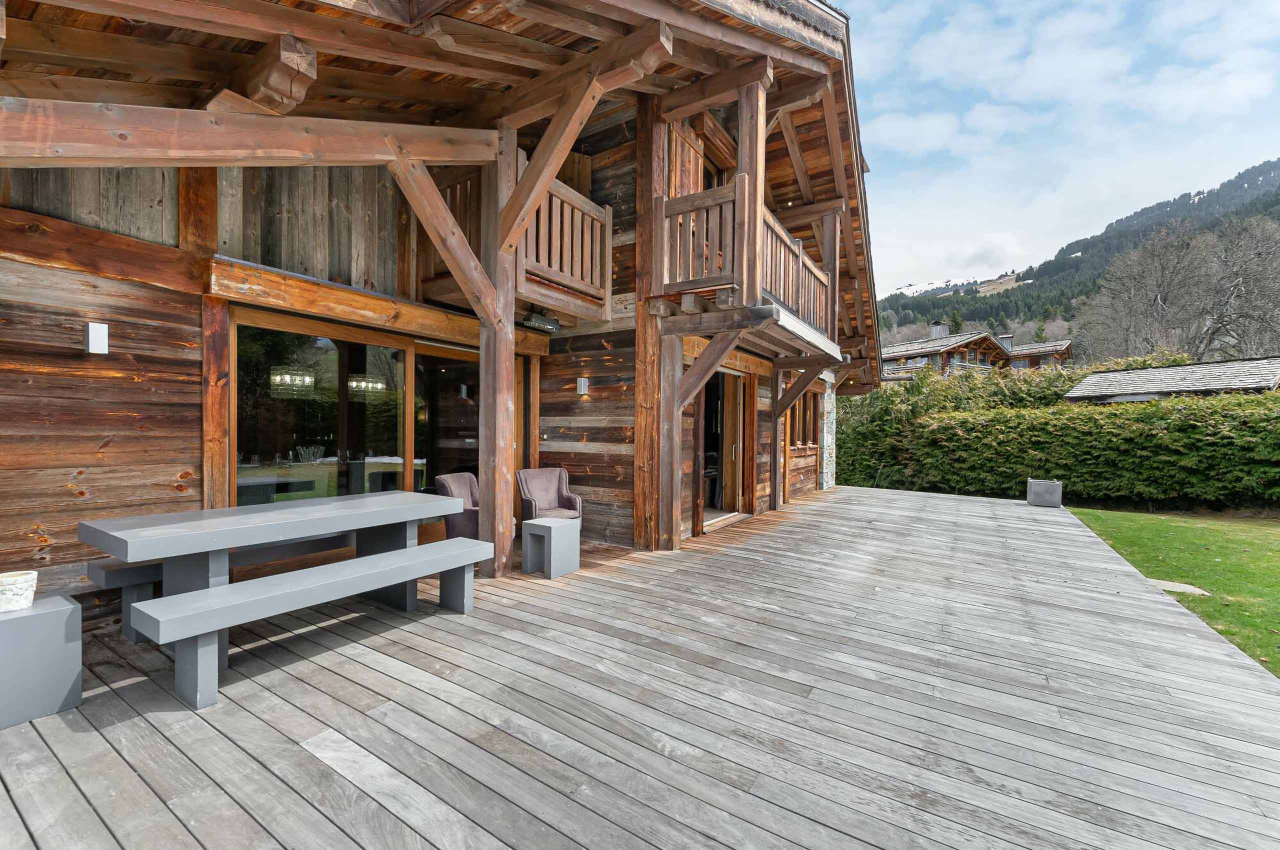 chalet-soraya-exterior-garden-mountainviews-luxury-alpine-rental-retreat-megeve-mont-d'arbois (15)