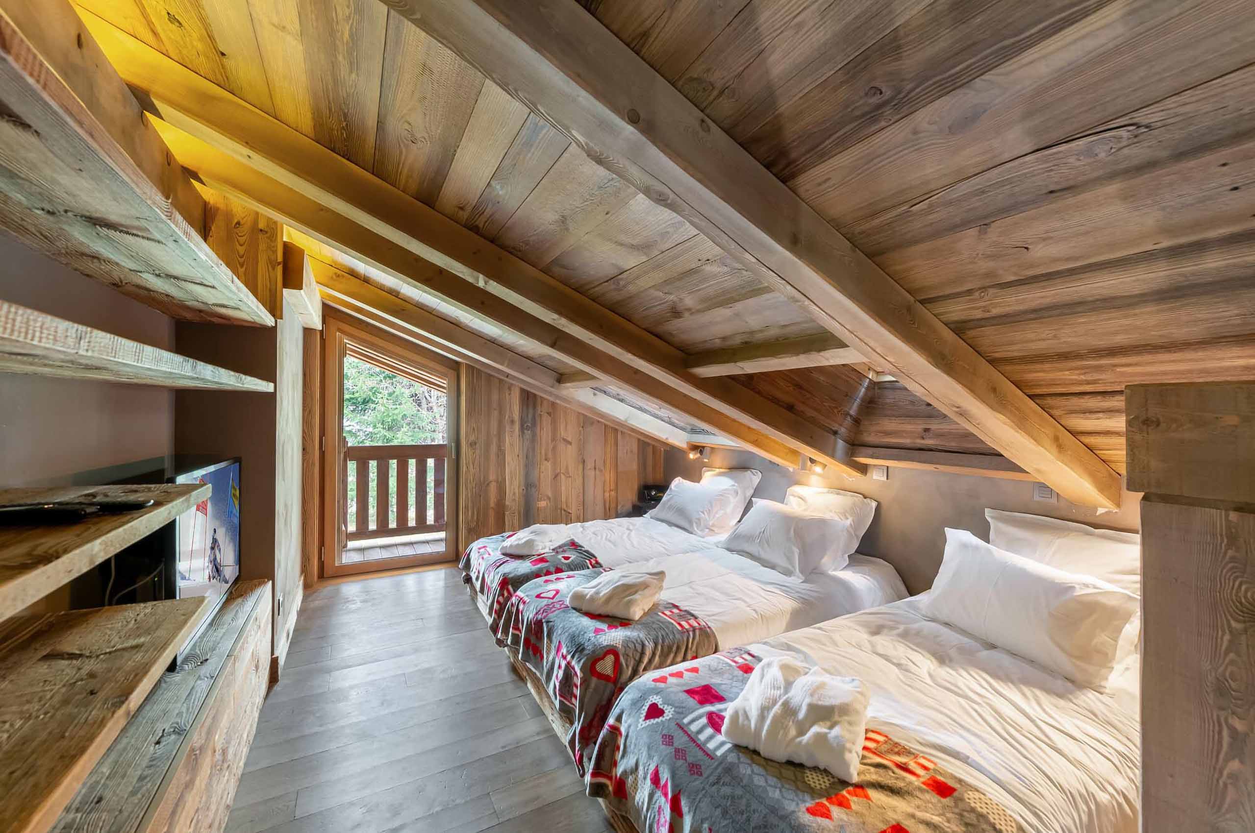 chalet-soraya-kids-room-family-room-cosy-modern-alpine-luxury-design-megeve-mont-d'arbois (14)