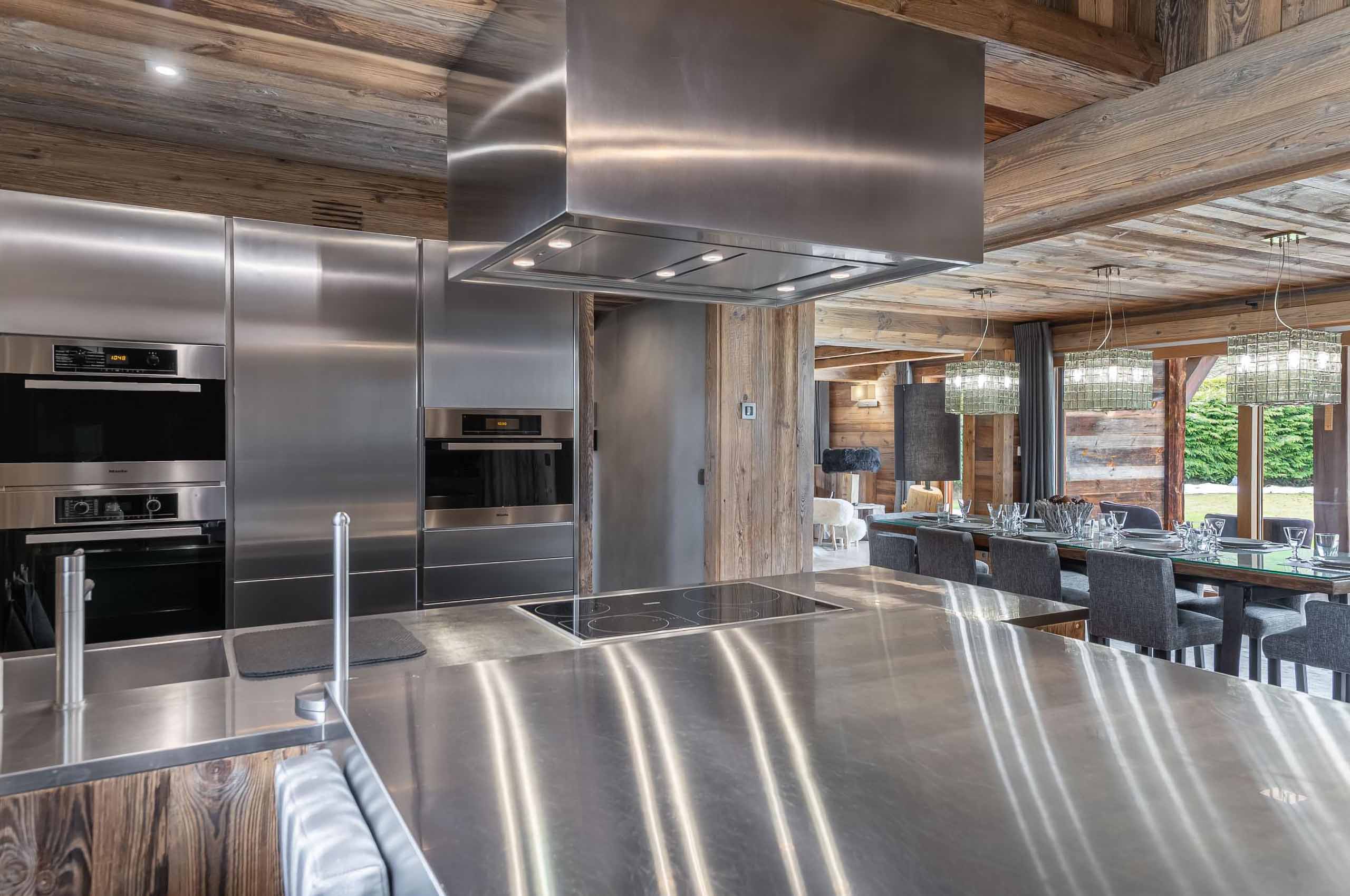 chalet-soraya-kitchen-sleek-modern-openplan-diningroom-bright-spacious-alpine-luxury-megeve-mont-d'arbois (6)