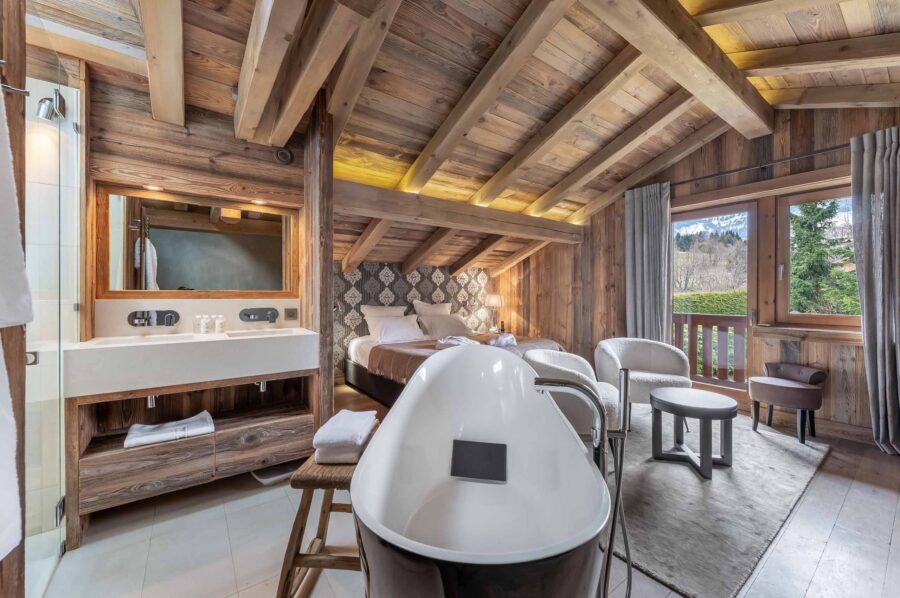 chalet-soraya-mainpage-bedroom-ensuite-openplan-bathtub-mountainviews-elegant-luxury-interiordesign-megeve-mont-d'arbois (11)